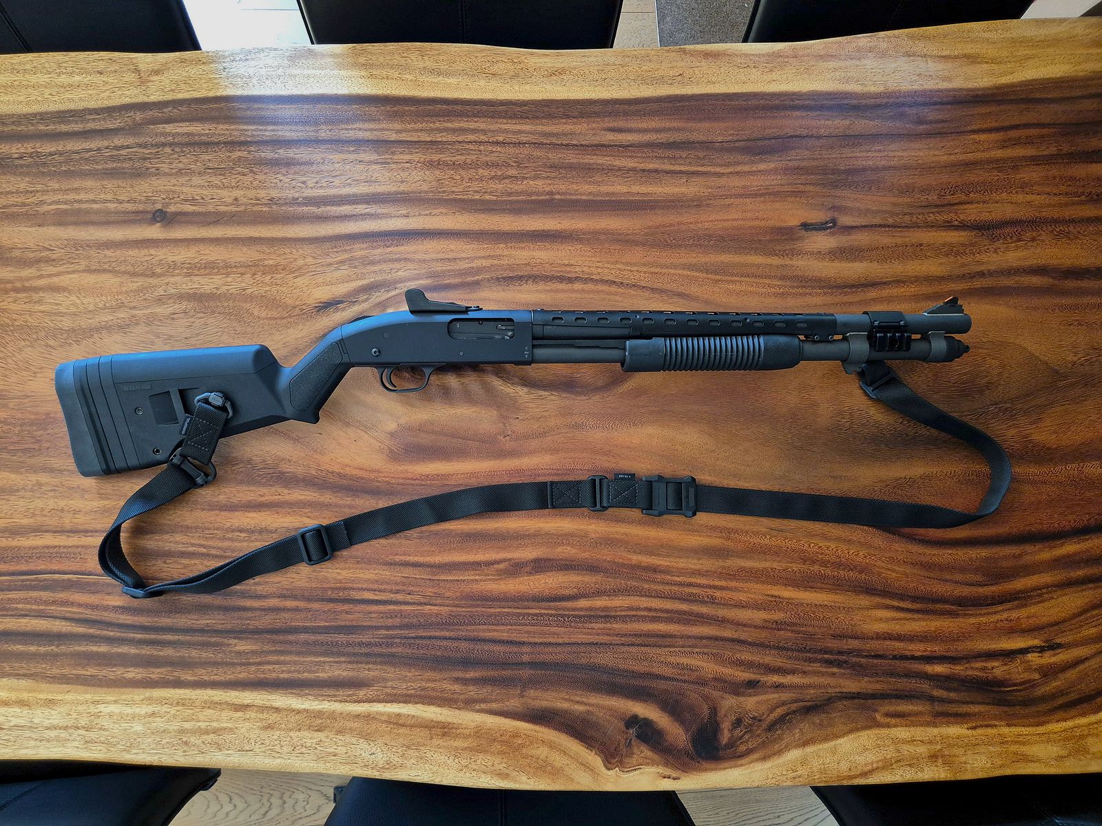 Mossberg M590A1 Ghost Ring Tactical 12/76 Mag. inkl. Magpul Schaft/Sling, Patronenhalter und Laufhitzeschild – Neu und unbenutzt