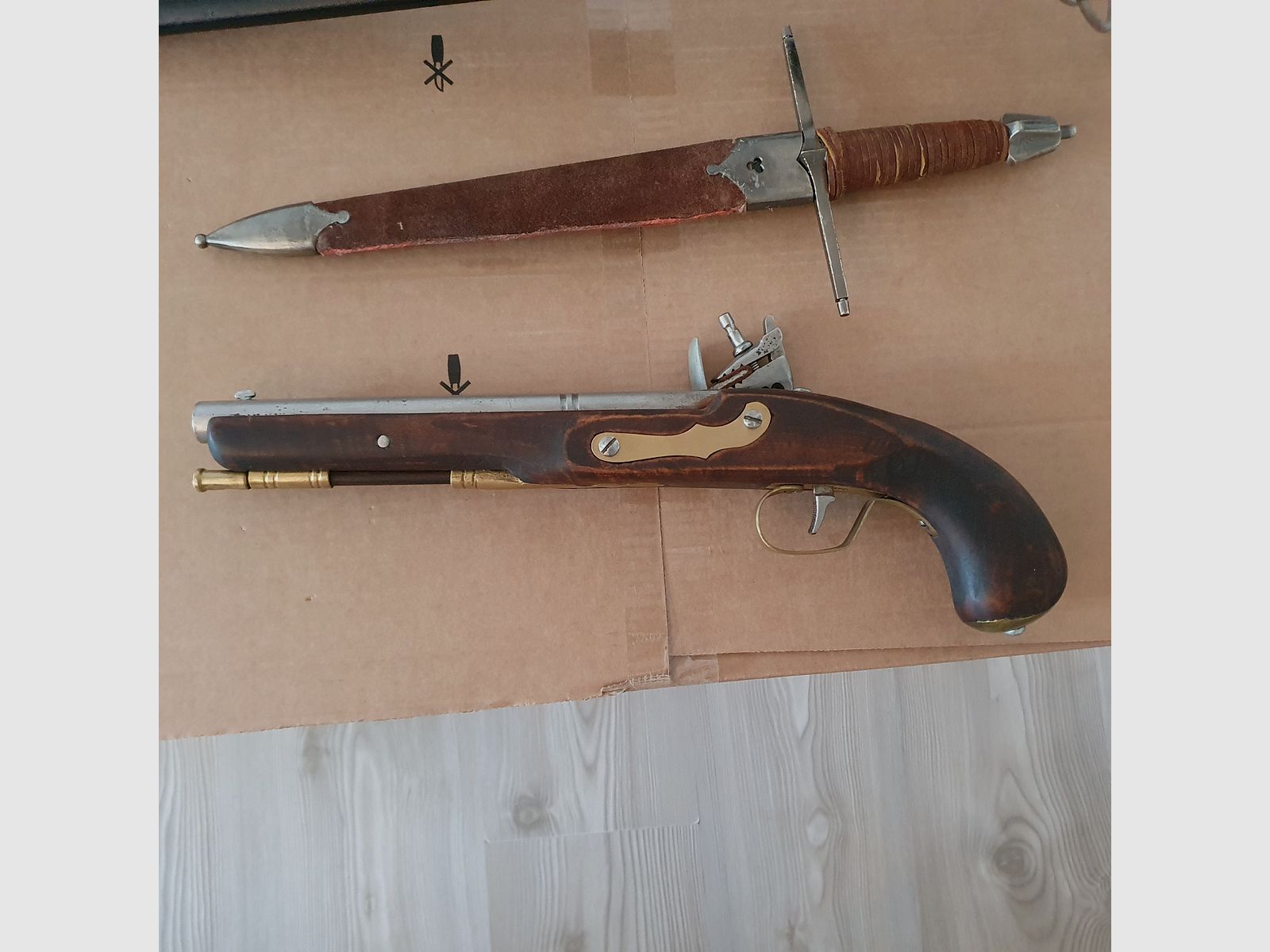 Konvolut Degen, Steinschlosspistole, Dolch, Gewehr