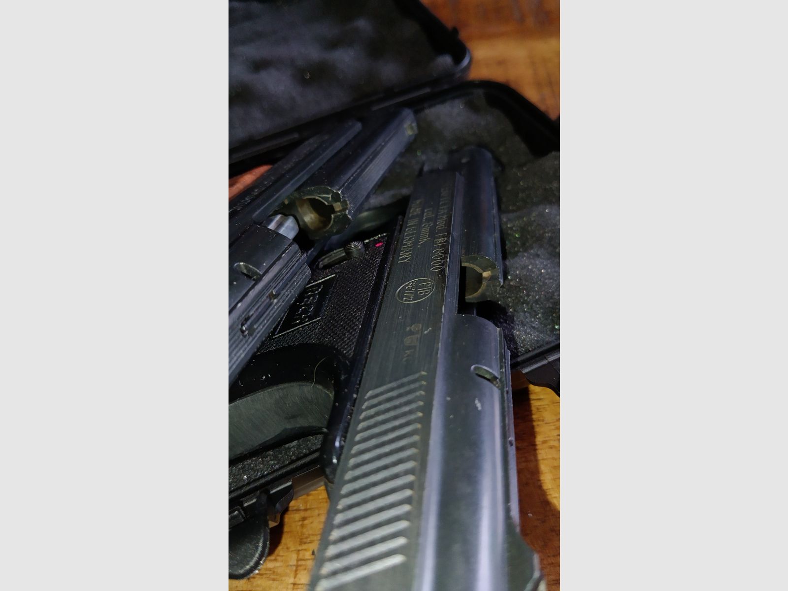 Zwei 8mm Pistolen mit Abschussbecher 