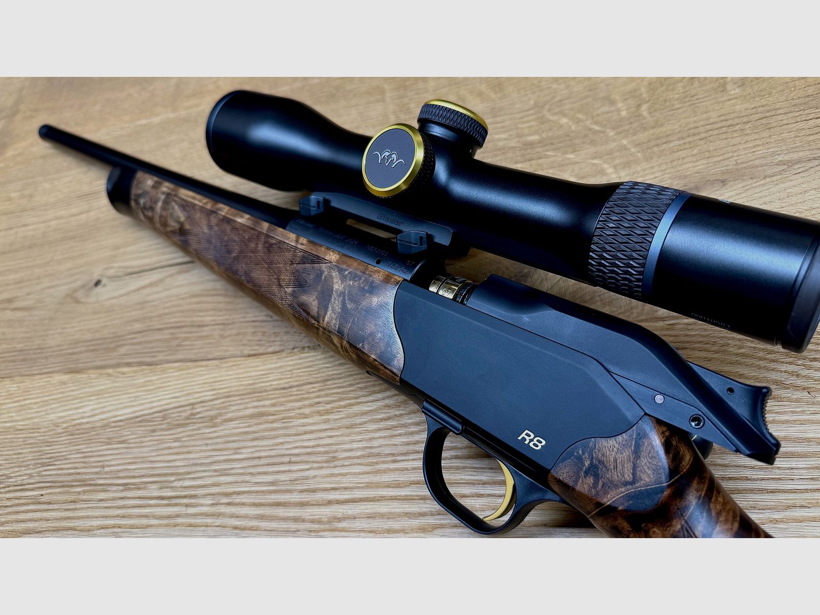 Blaser R8 Custom Schaftholz HK 9-10 / inkl. Blaser B1 2,8-20x50 Custom / mit vielen Goldelementen / TRAUMWAFFE