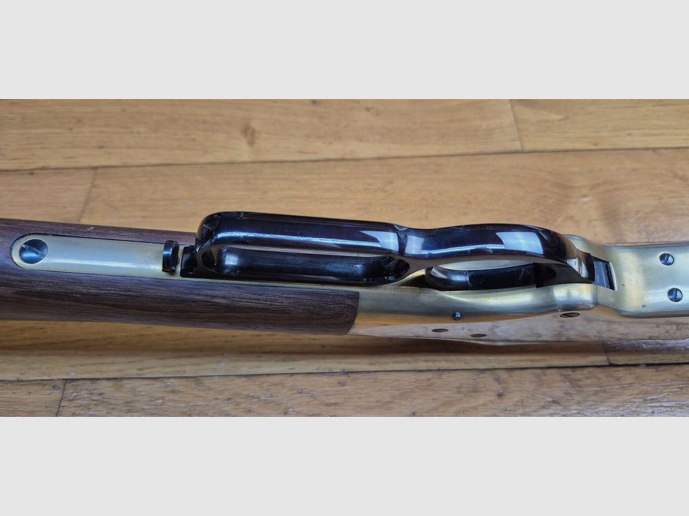 Superba e rara carabina Winchester modello 1866 – Una "Yellow Boy" in una produzione Miroku poco comune dal Giappone – Raro cal. .38 SP/38 speciale – Ricevitore in bronzo/ottone come gli originali – 10 colpi – Meccanica e legno in condizioni nuove o quasi nuove – Eccezionale arma moderna e pezzo raro – TBE+++, immagine 24 di 51