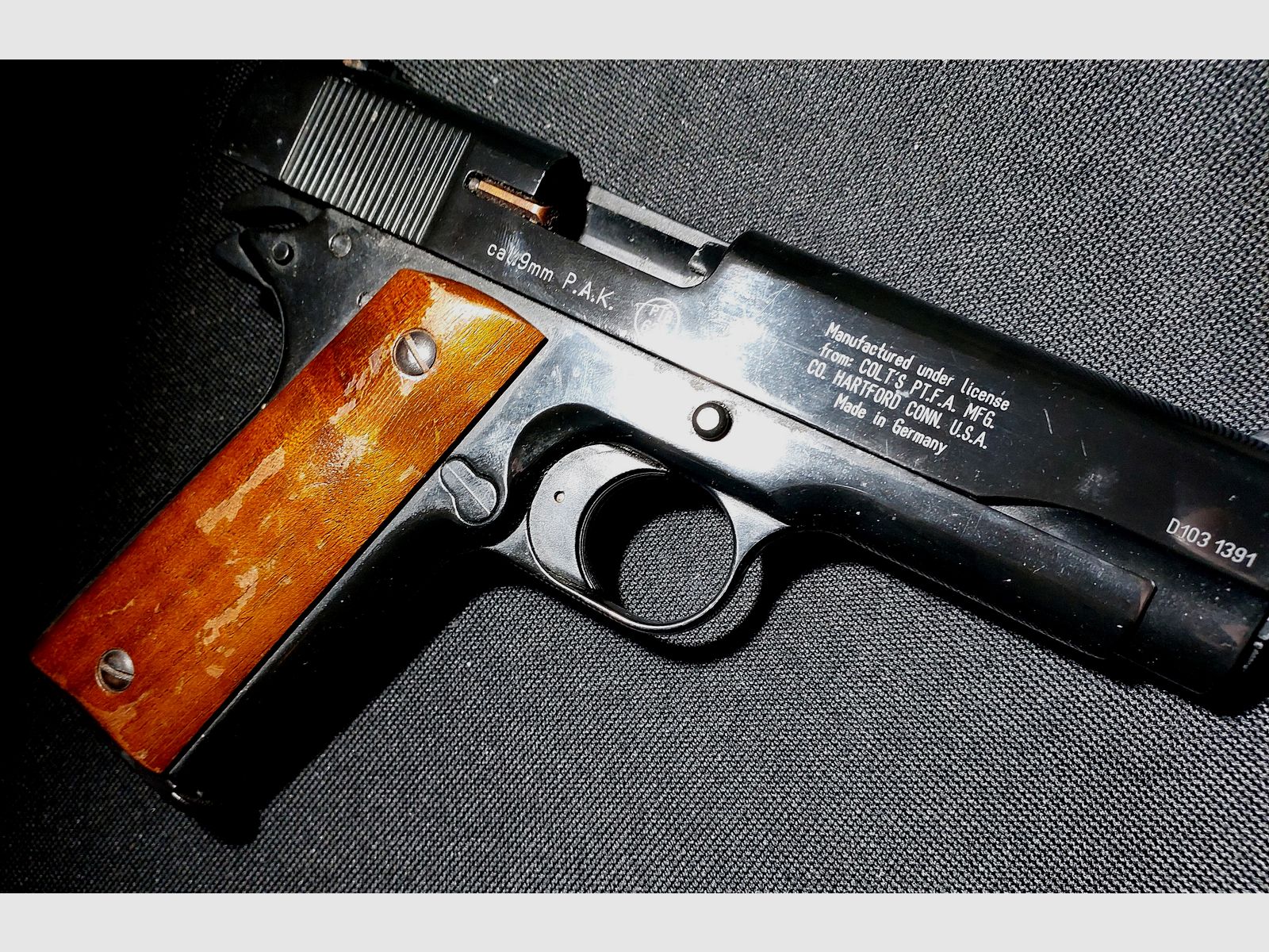 Colt Government 1911 A1 Schreckschuss Pistole 9mm P.A.K. (PTB 774) "vintage Holzgriffe