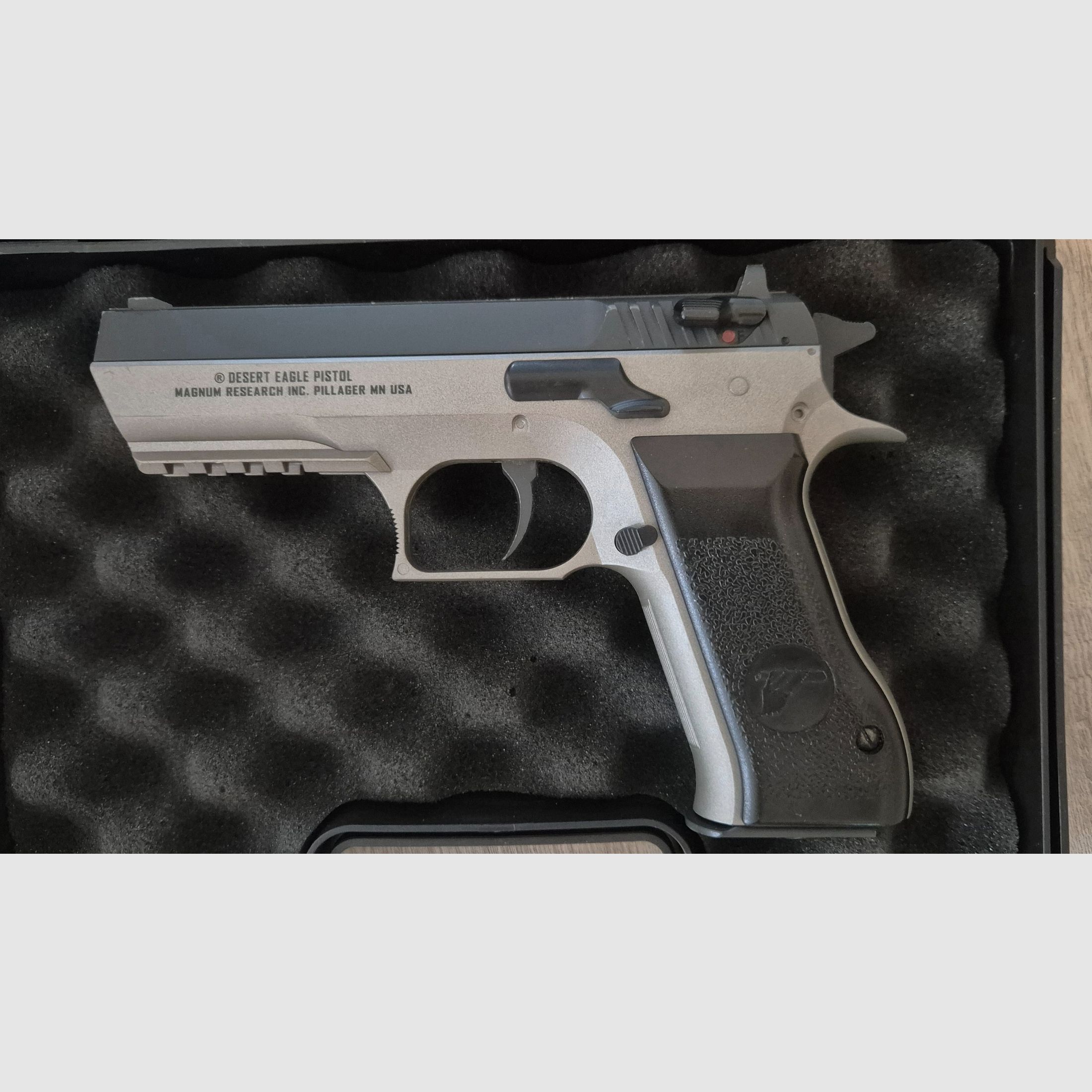 Magnum Research Desert Eagle, calibro 4,5 mm CO₂, immagine 4 di 5