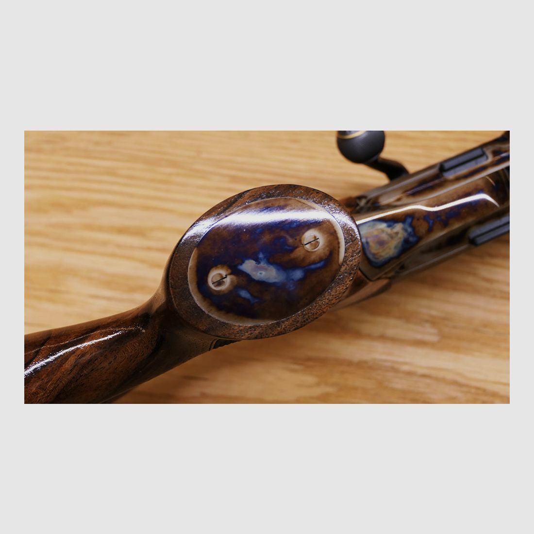 Blaser R8 mit Bunthärtung / Stahlsystem / kannelierter Lauf .308 / Stahlkugel gerändelt mit Blume und Goldlinie / goldener Verschlusskopf /  TRAUM AUS HOLZ & STAHL