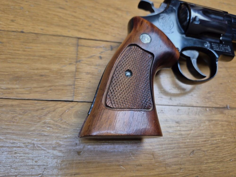 Schreck der Bären! – Revolver Smith & Wesson M29-2 – Kal. .44Mag – Lauf 8&prime; 3/8 Zoll – Der längste im Katalog! – Außergewöhnliche brünierte Oberfläche – Waffe von 1980 – Atemberaubende Mechanik und heute nicht mehr erhältlich – Filmmythos ebenso wie Waffe! TBE++!, Bild 20 von 27
