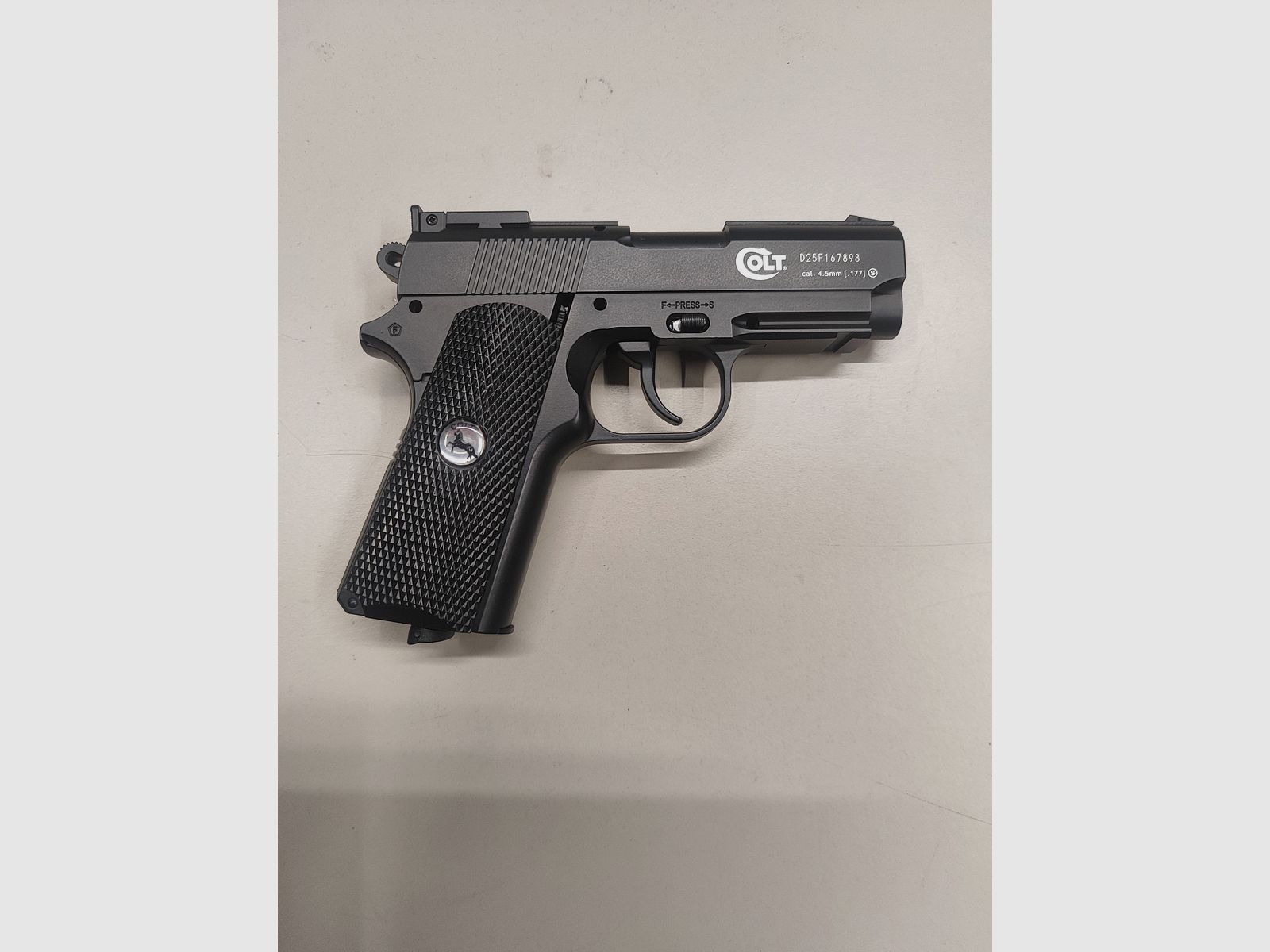 Cold Defender CO2 4,5mm BB Pistole
