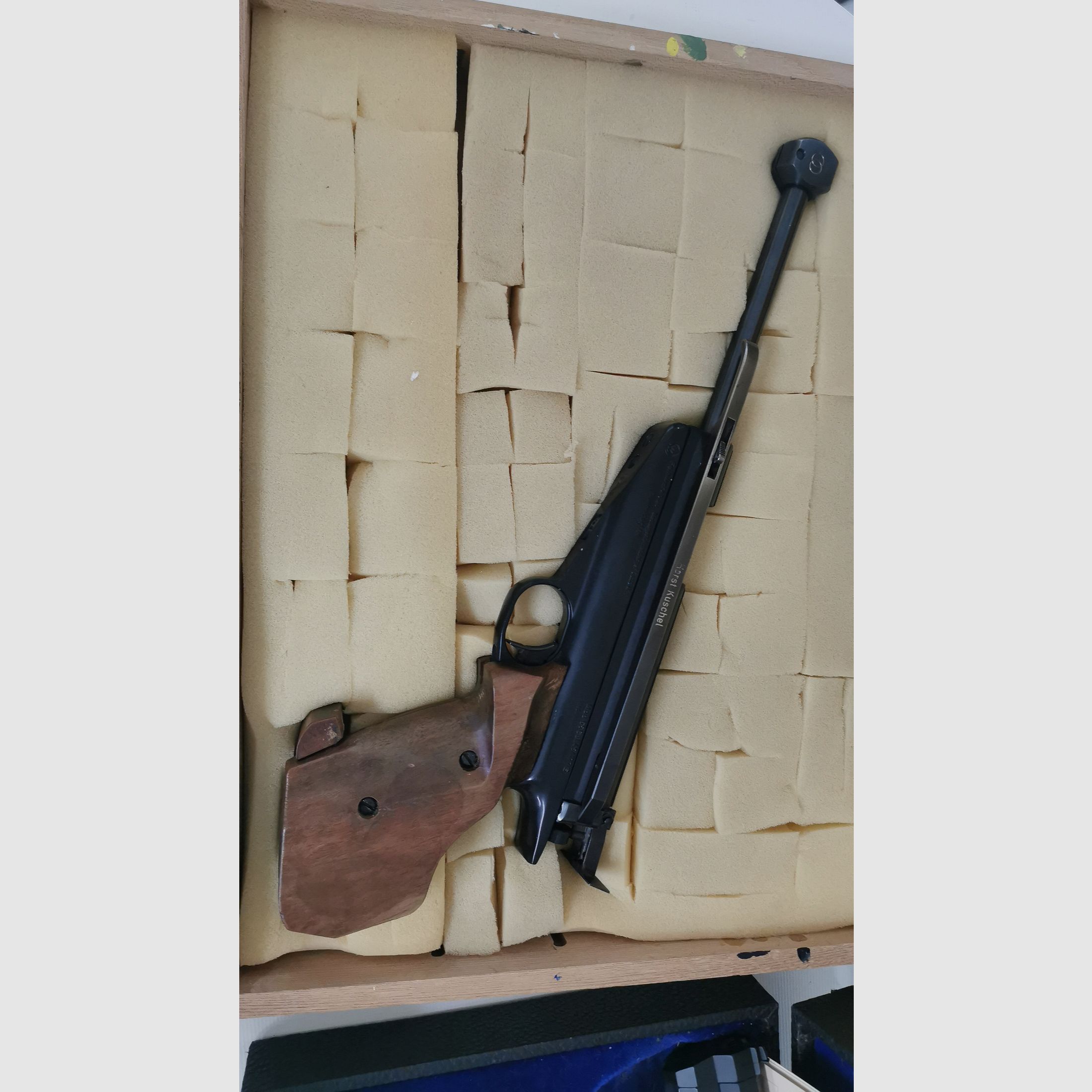 Konvolut Luftdruckwaffen, 1 Gewehr, 2 Luftdruckpistolen