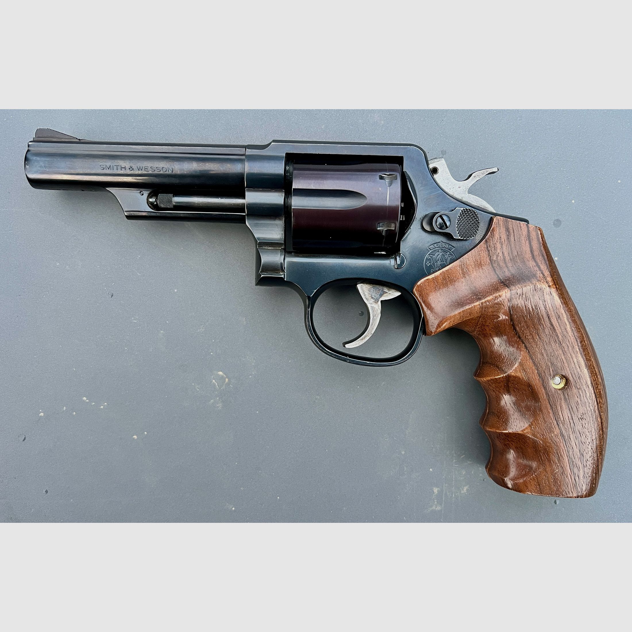 Smith & Wesson K/L Frame Round Butt Holzgriff Walnuss Finger Groove – neu – Top Ergonomie