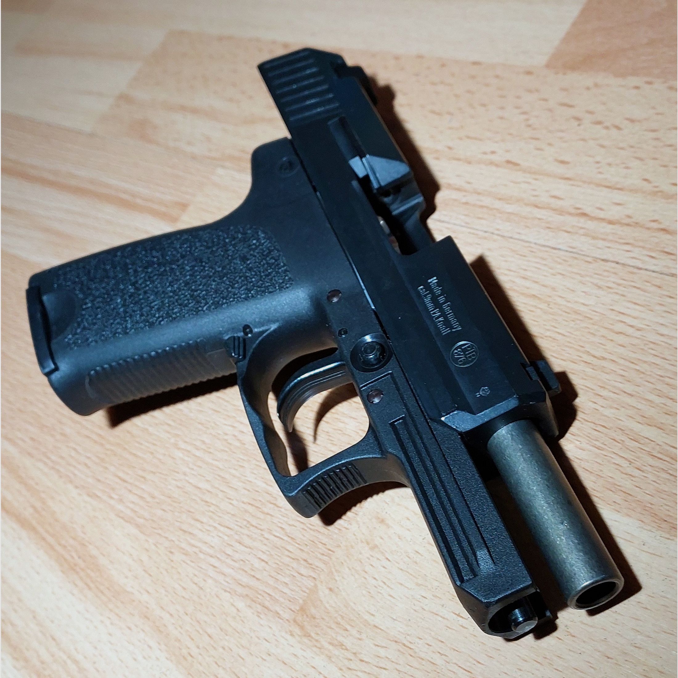 ME IWG SP 15 Kompakte Schreckschuss Pistole brüniert 9mm P.A.K. (876) mit 2 Magazinen