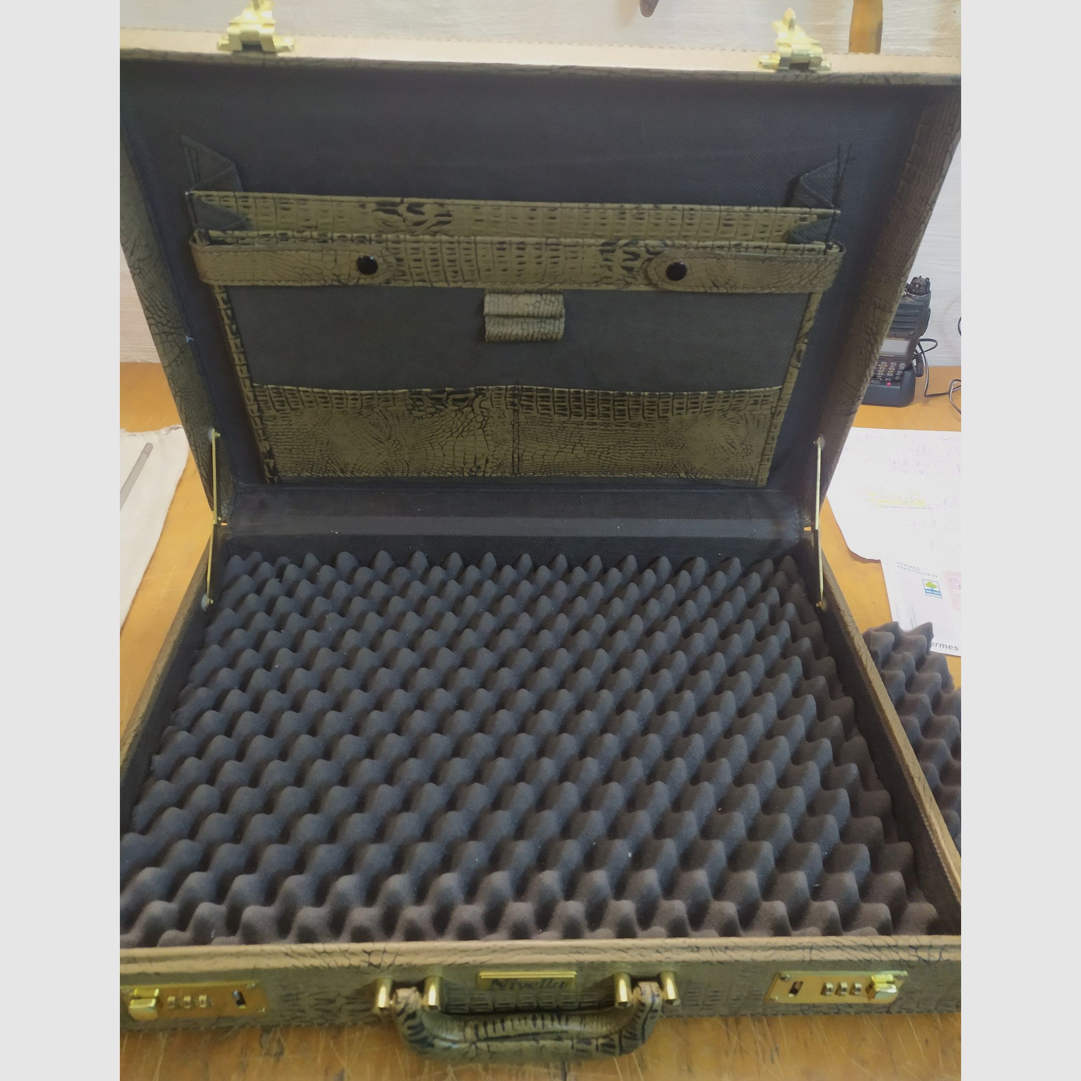 Diversas partes: Mira telescópica, pistola libre de 4,5 mm BB, diferentes culatas, maletín