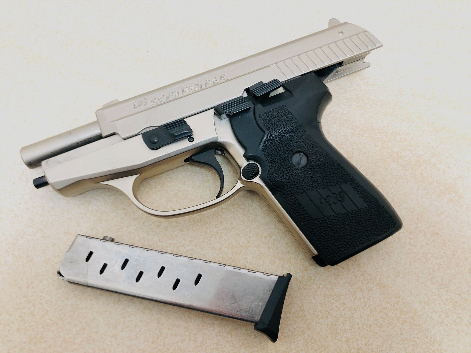 ••• SIG SAUER P239 pistolet d'alarme / Nickel / accessoires / OVP / PTB 799 •••