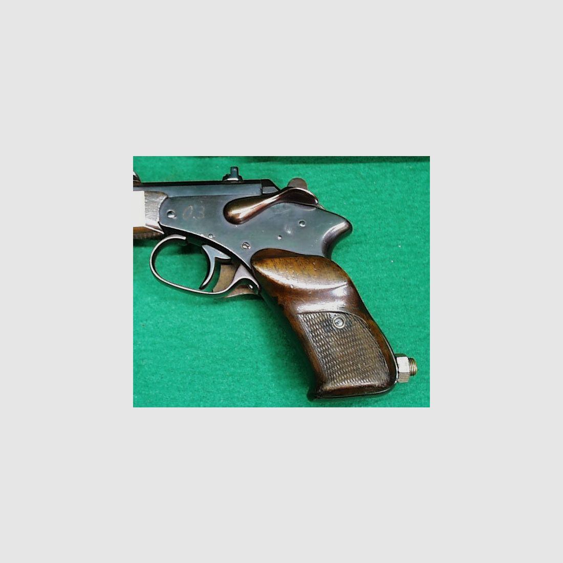 Einzellader-Pistole mit Zielfernrohr