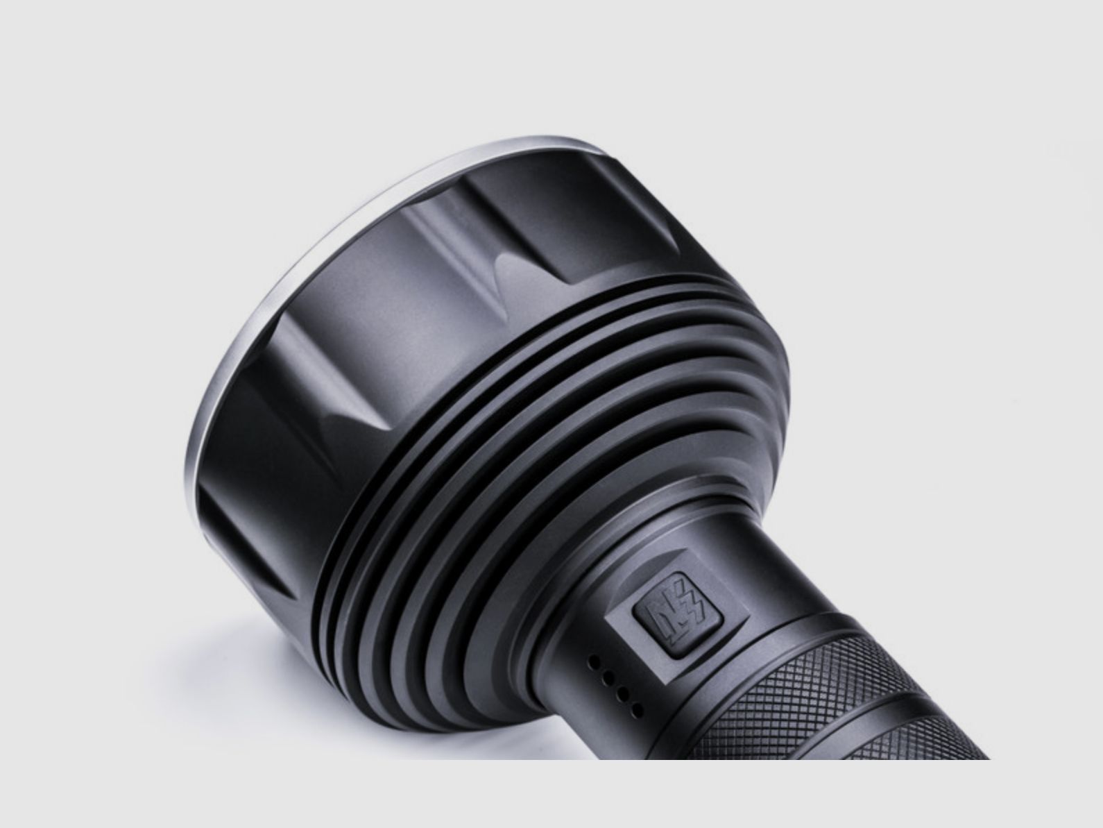 Nextorch Saint Torch 31 Professioneller Suchscheinwerfer mit Hochleistungsakku