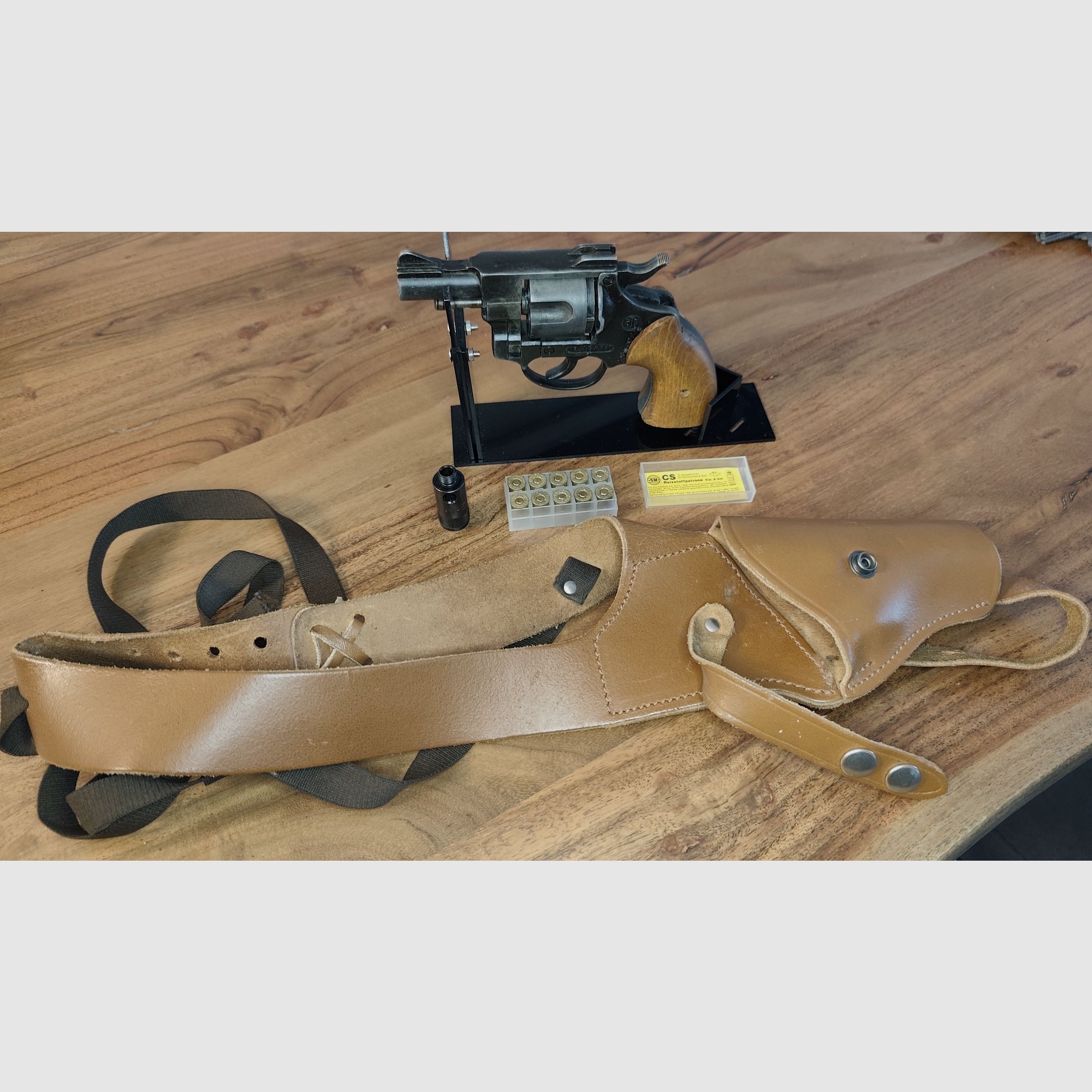 ME Jaguar 80 revolver 9mm + gas cartridges and leather shoulder holster