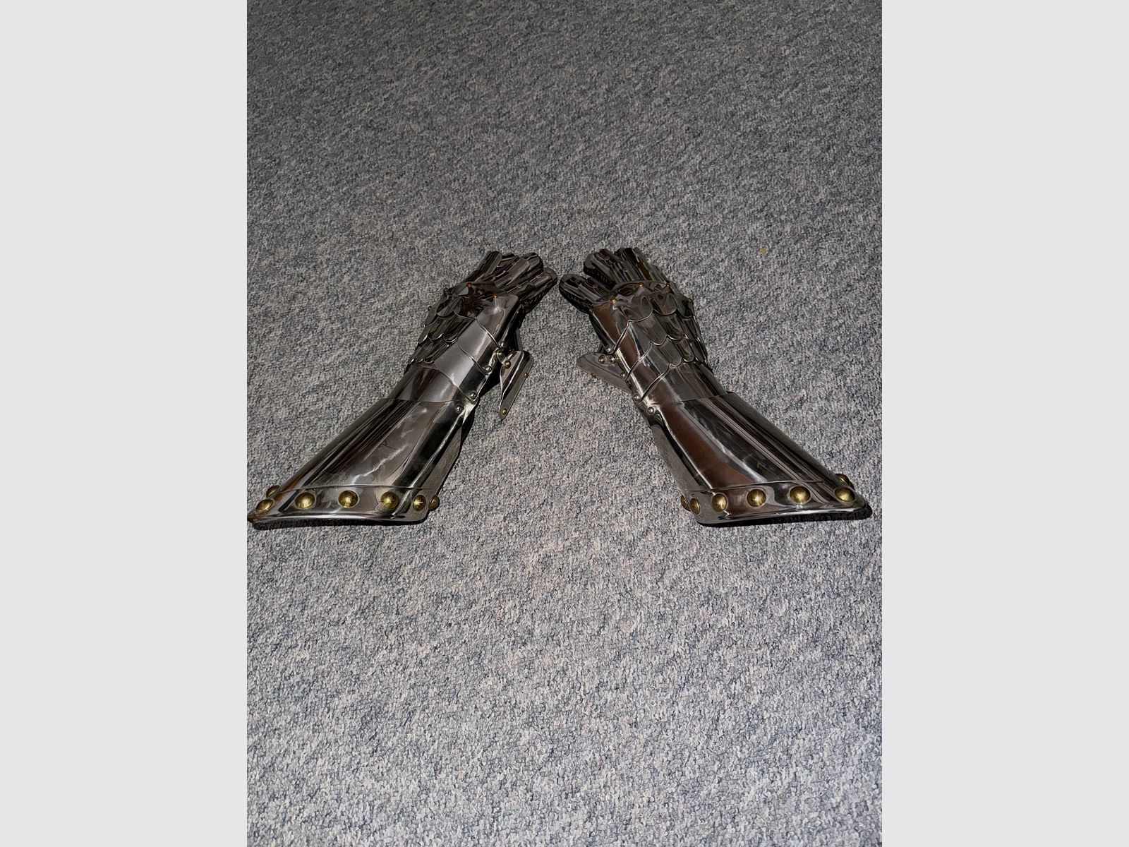 1A knight gloves for the ritual knight's blow.