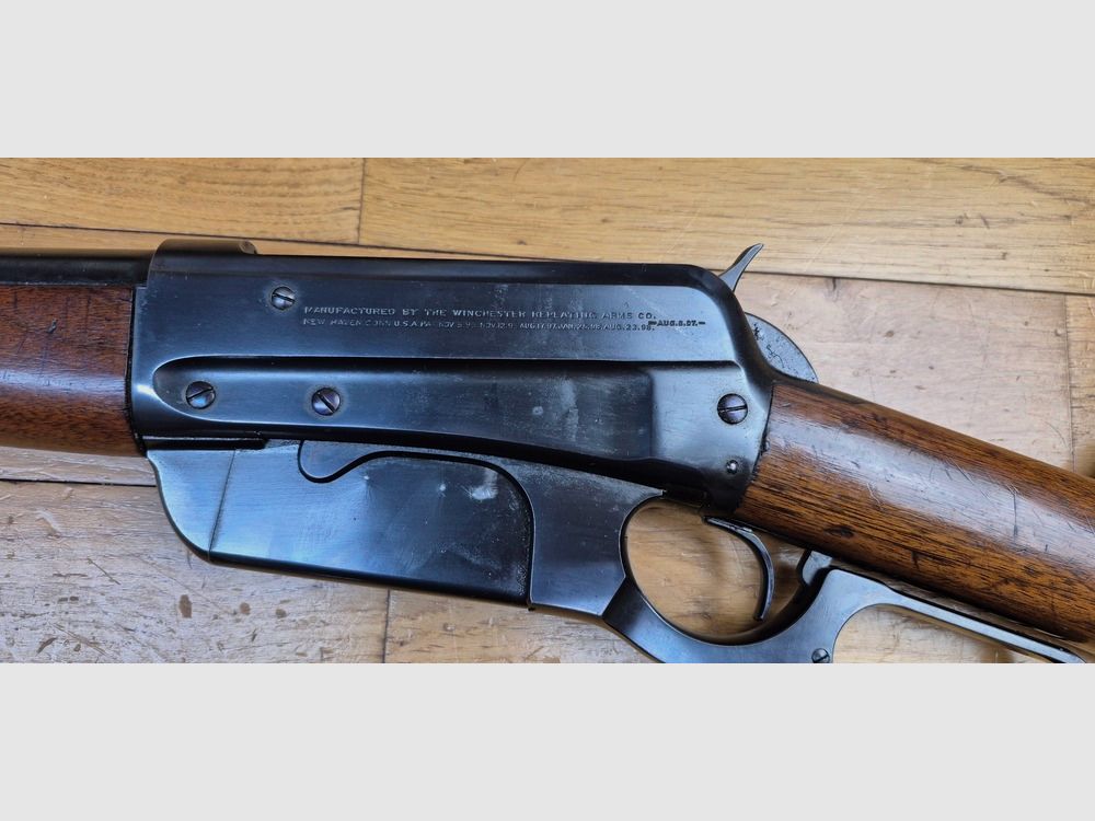 Sehr seltene „echte“ Winchester Repetierbüchse Modell 1895 Made in USA – Kal. 30.06 Springfield – Original Winchester Fertigung New Haven von 1911! – Import aus dem Deutschen Kaiserreich vor 1914 – Wunderschöner Nussbaumholz der Klasse IV – Original Bronzierung zu 98% nahezu perfekt – Sehr schöne Markierungen von „echter“ Winchester (nicht Japan nach 1985) – Prächtiger Lauf und perfekte Mechanik – Waffe im Originalzustand in außergewöhnlichem Zustand – Kategorie D §e)! – Sehr selten und in TBE++, Bild 5 von 38