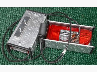 Unità di illuminazione completa con spina a 7 poli e protezione per fari antinebbia per rimorchi