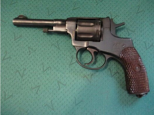 Revolver Nagant Baujahr 1945 mit Tasche und Fangriemen