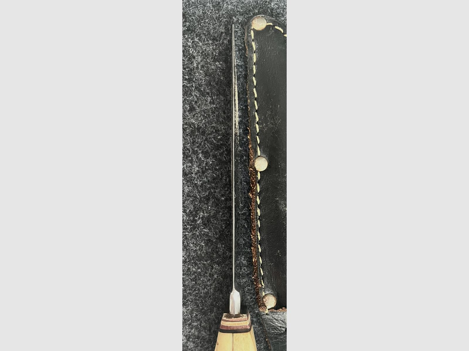 Solingen hunting knife "Ackermännchen" – Real horn handle with fine deer carving & leather sheath