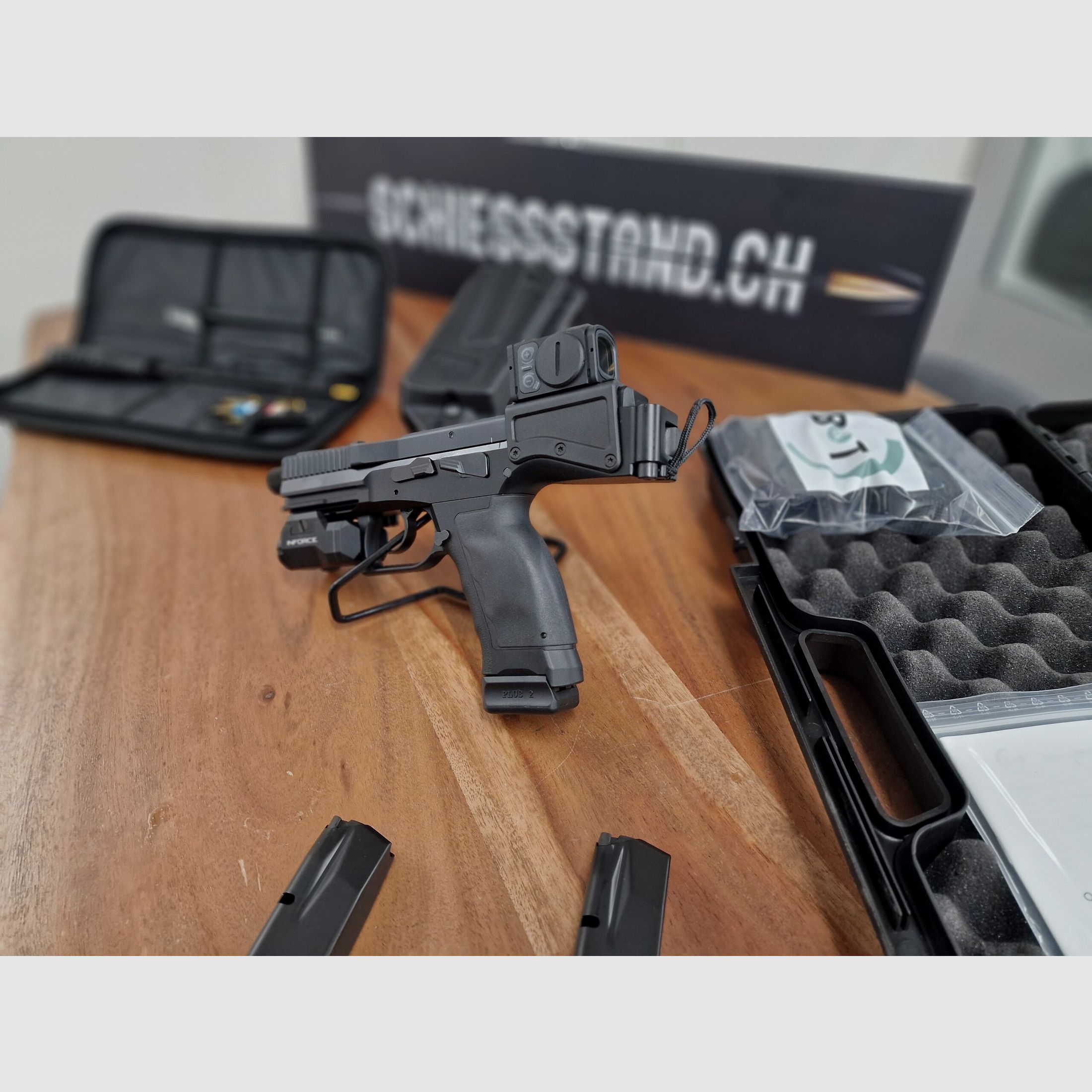 B&T – Halbauto / USW-A1 / 9mm / Mit Holster und Lampe / Klappschaft, Bild 3 von 7