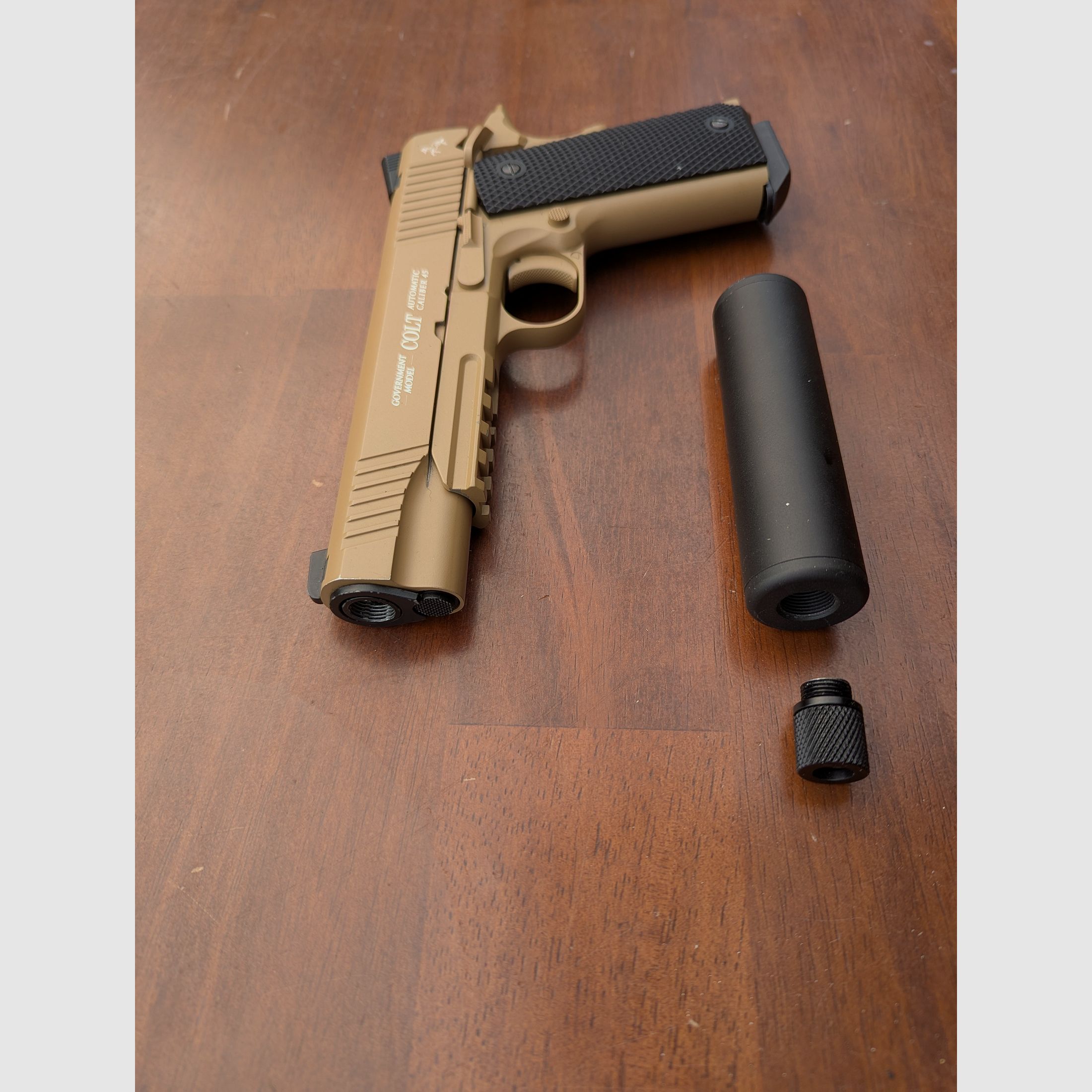 Colt M45 CQBP / 4,5mm BB/ Tan Beige / Luftpistole CO2 mit Zubehör 