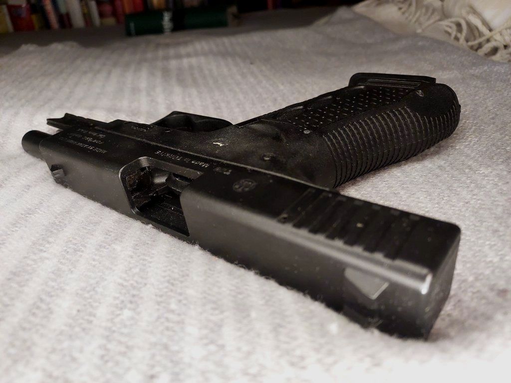 Zoraki 917 Schreckschusspistole 9mm P.A.K. (PTB 1023) mit neuem First Strike Cordura Passform Holster.