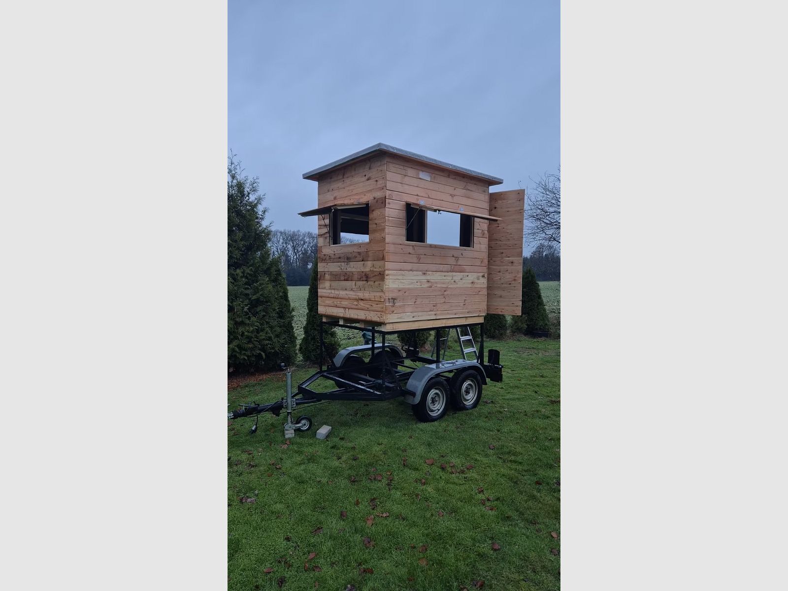 Mobile, fahrbare Jagdkanzel aus Lärchendielen