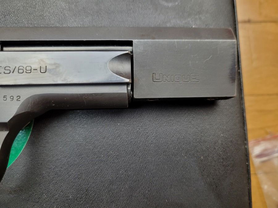 Sehr guter Pistol DES 69/U – Hergestellt in Frankreich von Unique in Hendaye – Kal. 22 LR – Verstellbarer anatomischer Schaft aus Nussbaum – Magazin 10 Schuss – Verstellbarer Abzug – Doppelte Bossette – Set von Gegengewichten – Vollständig aus bearbeitetem Stahl – Sehr guter Zustand, Bild 12 von 27