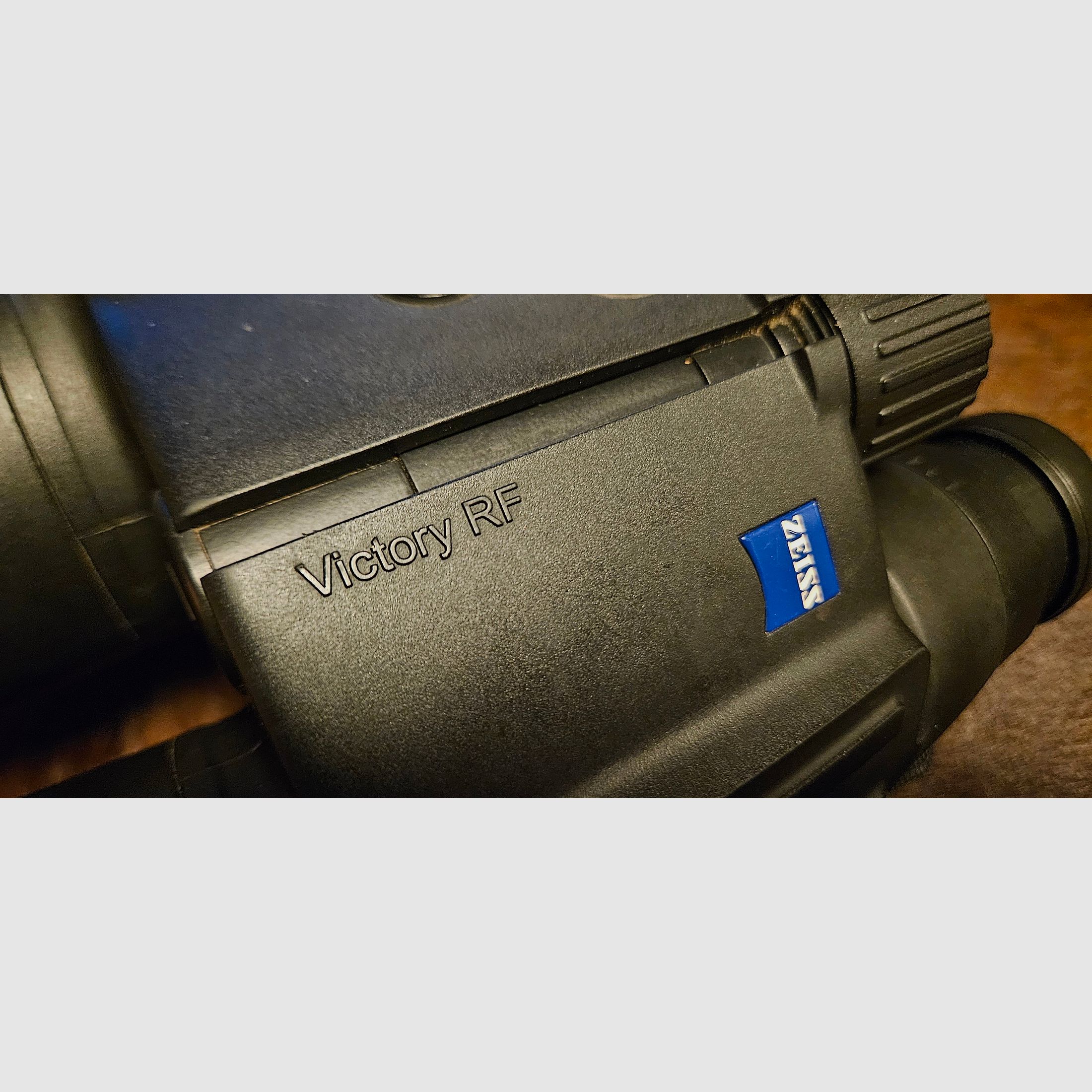 ZEISS Victory 10x56 T RF - Fernglas mit Entfernungsmesser - mit umfangreichem Zubehör