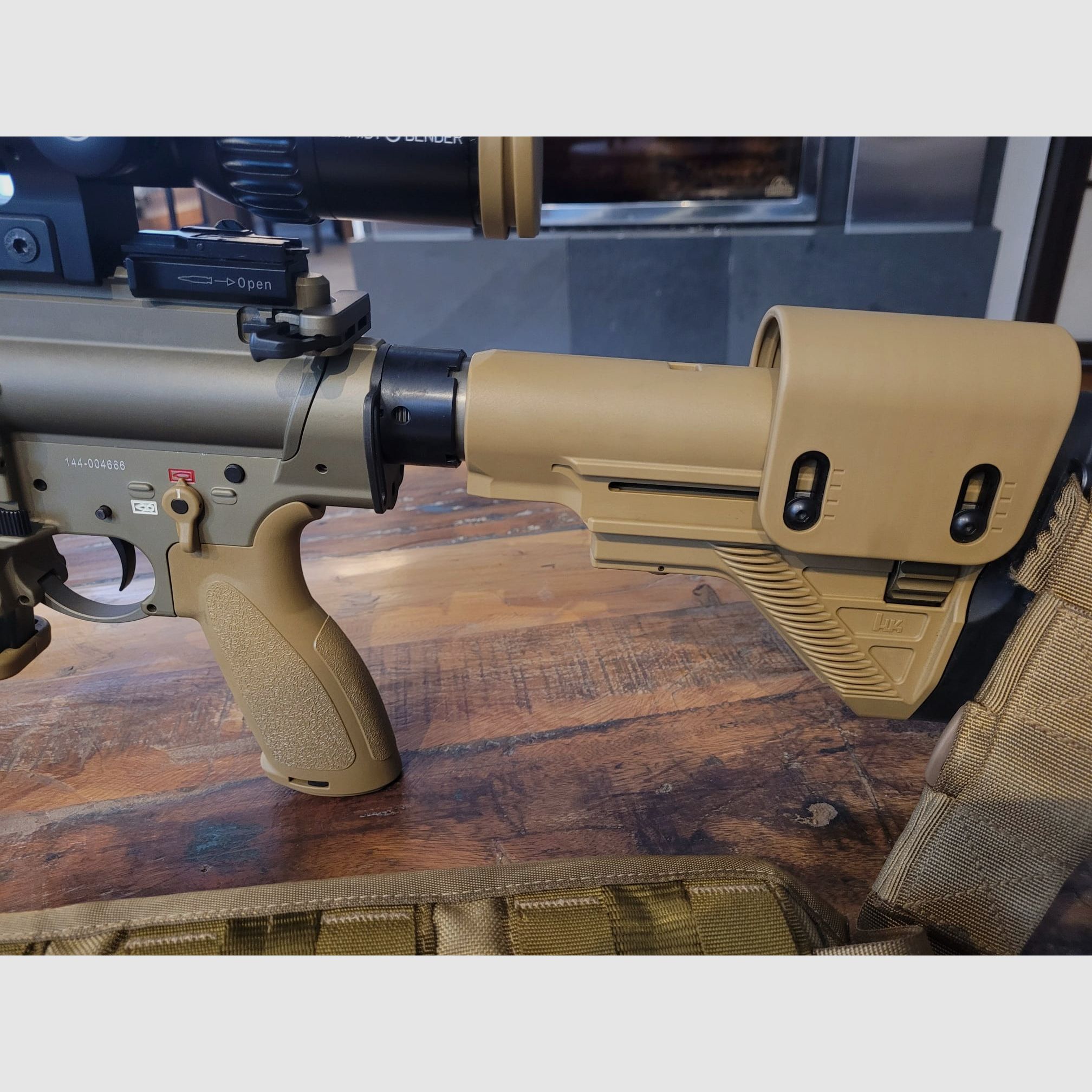 H&K zelfladende geweer Mod. MR308A3 (RAL8000) 20 met accessoires G28 10 schots magazijn en Schmidt & Bender 3-20x50 PMII Ultra Short & diverse accessoires