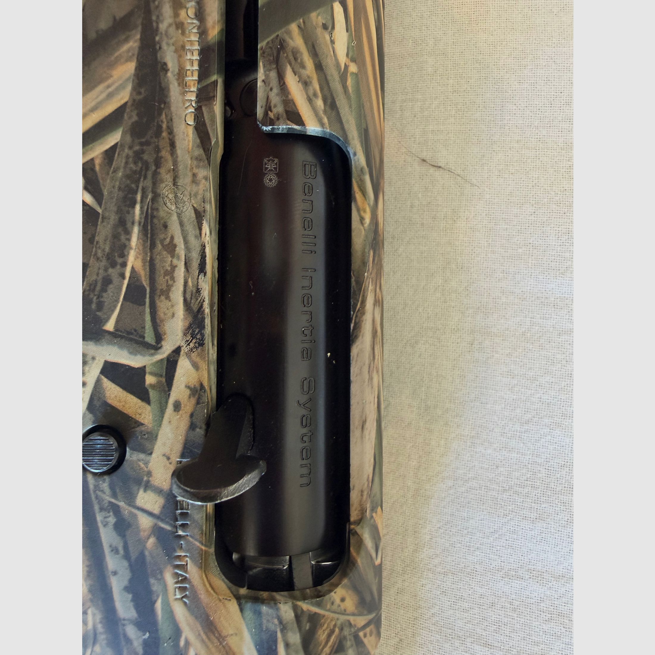     Zadbaną Benelli Montefeltro strzelbę samopowtarzalną 12/76 w kamuflażu