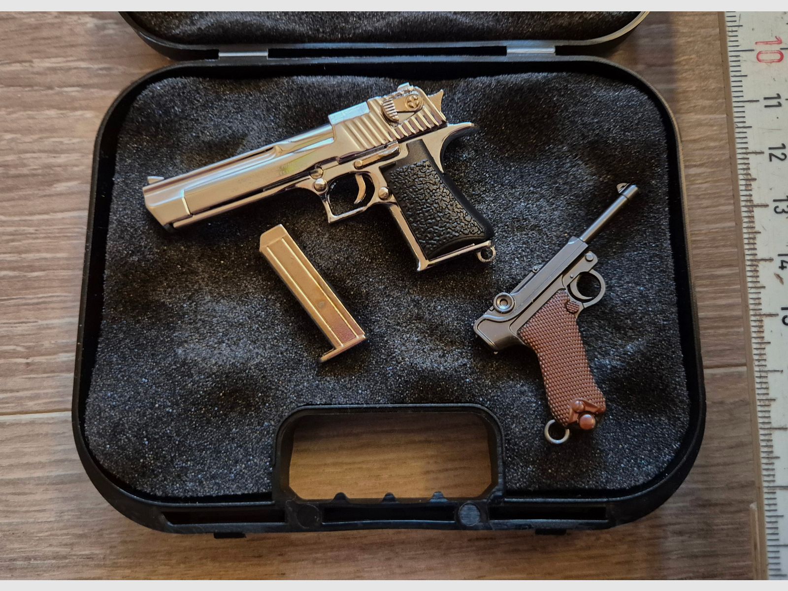 Miniatur Waffen (Schlüsselanhänger) inkl. Mini Waffenkoffer