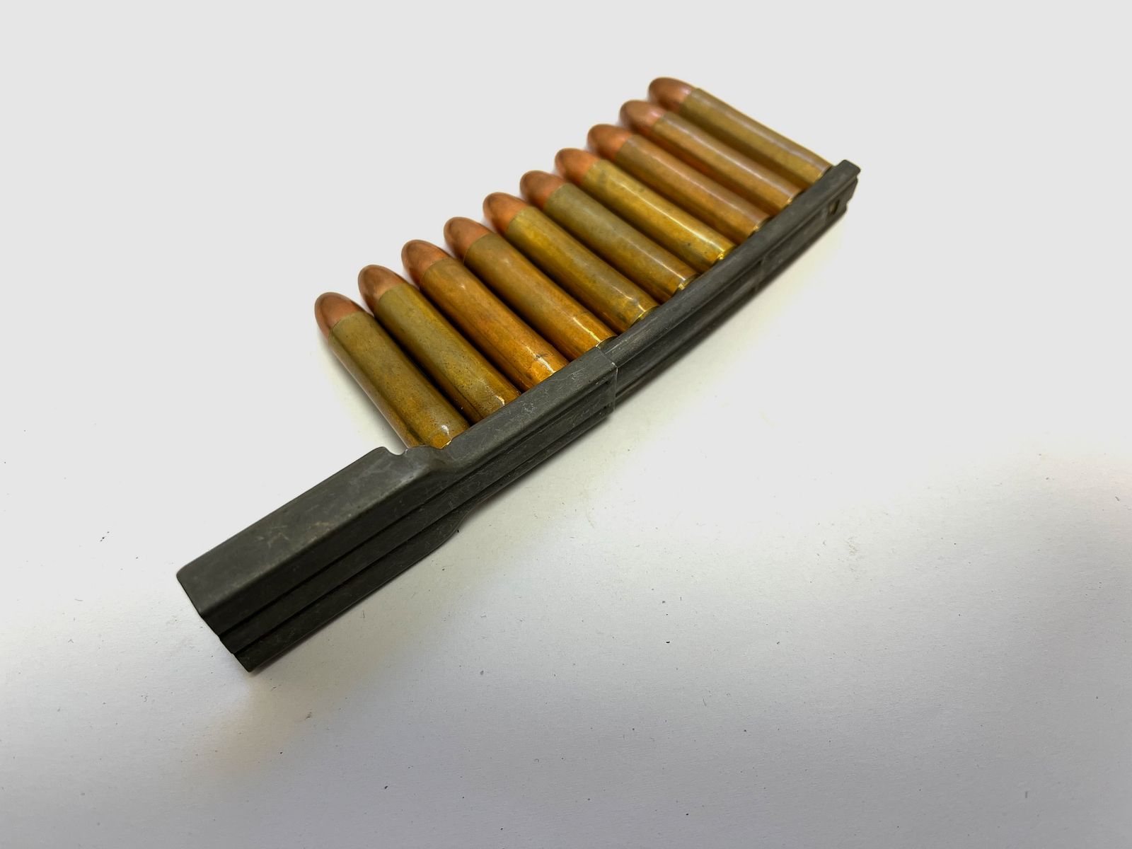 ••• US M1 .30 Carbine Ladestreifen mit Ladehilfe + 10 Stk. .30 Carbine Dekopatronen •••