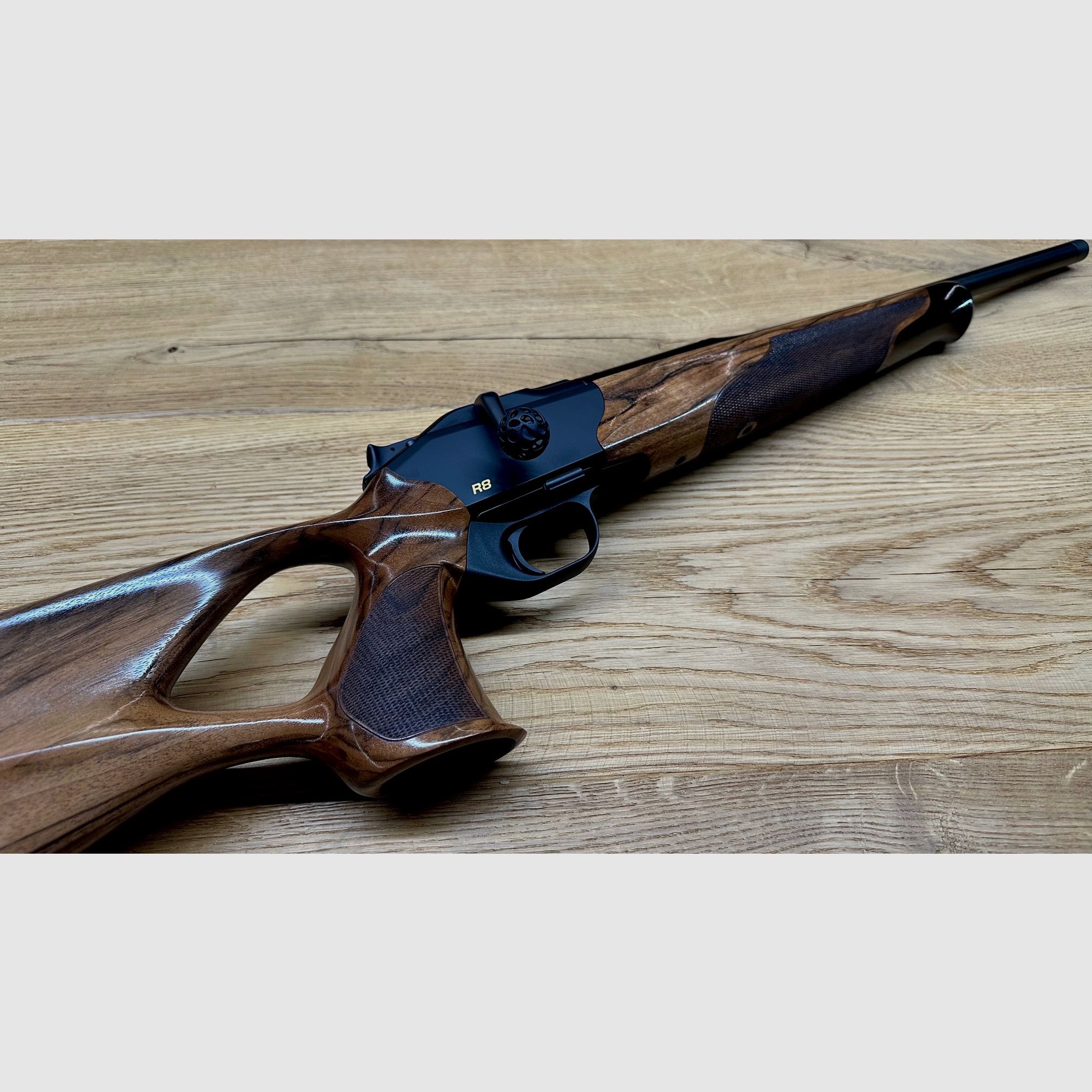 Blaser R8 Success / HK 4 / Lochschaft / gekürzter Lauf / M15x1 / Kaliber nach Wahl / AH Kammergriffkugel