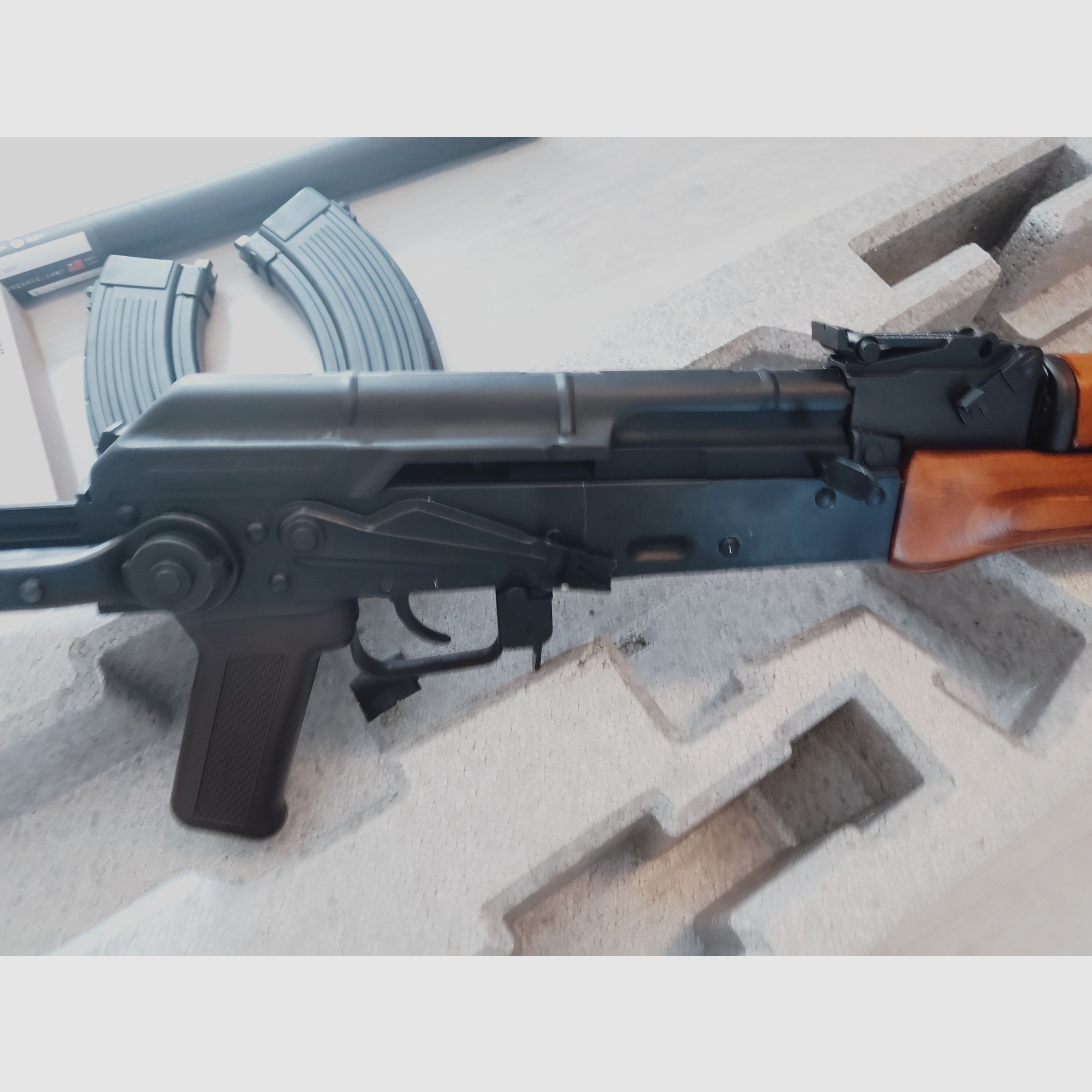 GHK AKMS Vollmetall Echtholz Gas-Blow-Back mit TNT-Lauf und Hop Up Kammer in Top Zustand