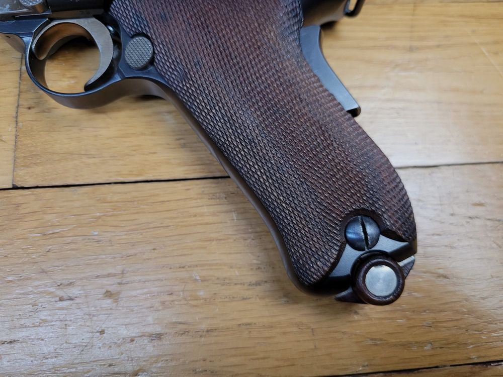 Wunderschöner Schweizer Luger P00/06 oder Modell 1906 – Eines der 15.215 in deutscher Fertigung von DWM in Berlin – Waffe von 1914 – Kal. 7,65 Parabellum aus Original – Mononummer – Traummechanik und -lauf – Originalbrünierung zu 100% – Reglementäre Tasche mit zweitem Magazin zum Modell – Museumszustand – TBE++, Bild 5 von 30
