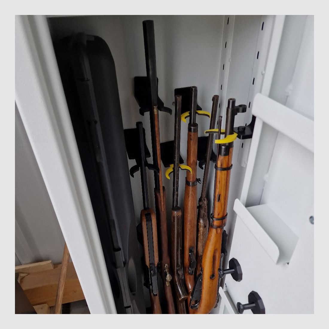 Armoire à armes combinée HUNTER PANDA Classe 1 (1500x690x410) max. 8 armes longues, étagère