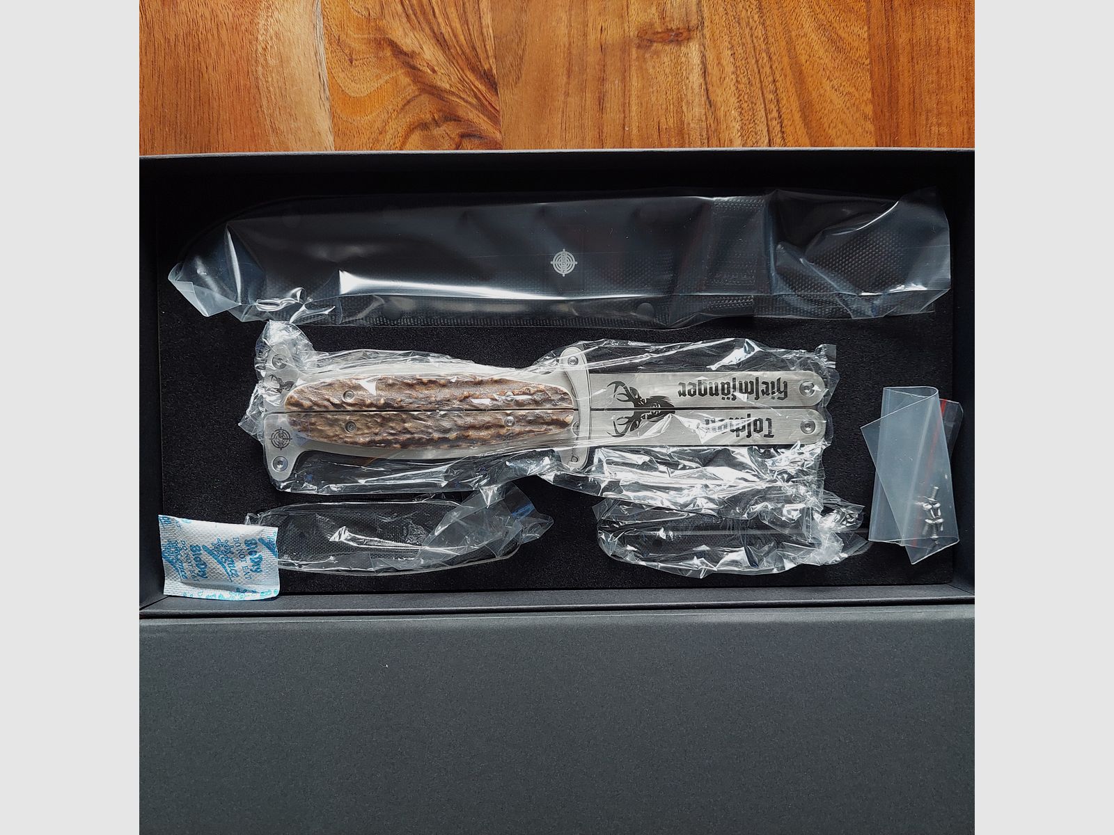 Collezione di coltelli di Midgard nuova e mai usata. Si prega di leggere la descrizione!!!!! In totale 2 spade e 9 coltelli. Posso inviare foto di tutti i coltelli. Molti sono limitati e non più disponibili. Il prezzo è trattabile. Tutti i coltelli e le spade possono essere posseduti LEGALMENTE.