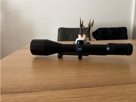 ZEISS Diavari VM 3-12x56 T z podświetlanym krzyżem na montażu siodłowym Blaser