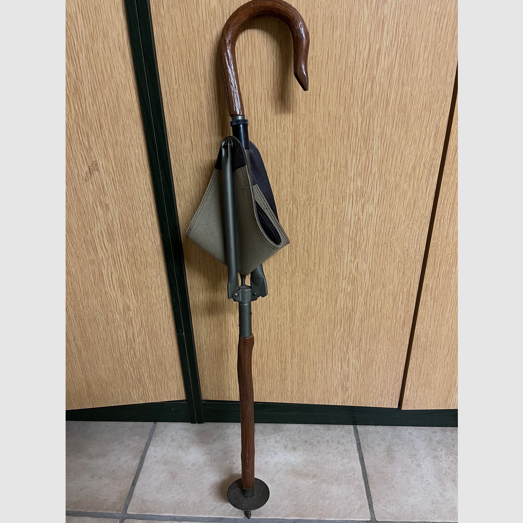 Sitzstock mit elegantem gebogenem Holzgriff