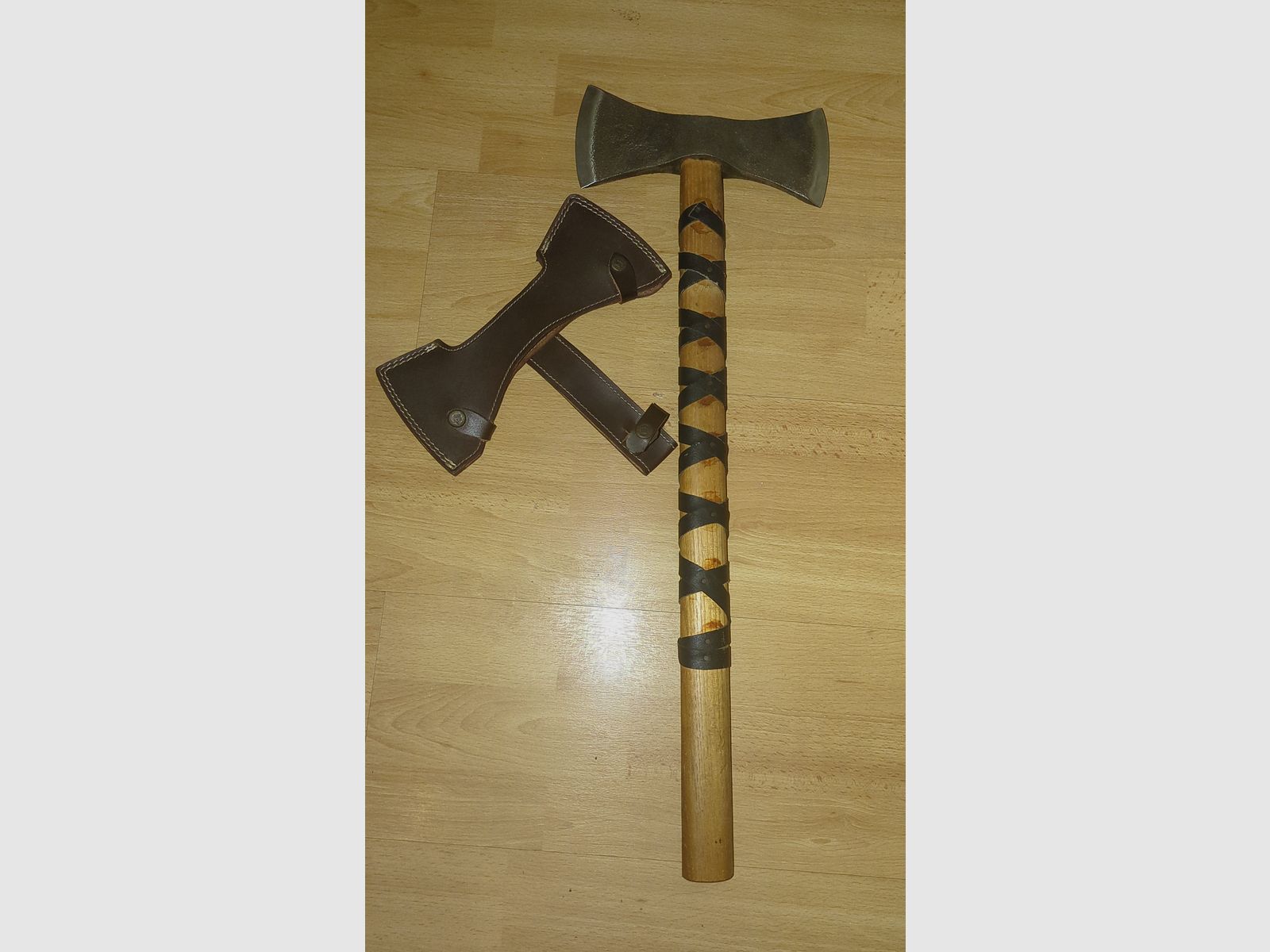 Pequeño hacha doble vikingo (Haller Bergolfur) con envoltura de cuero y funda de cuero