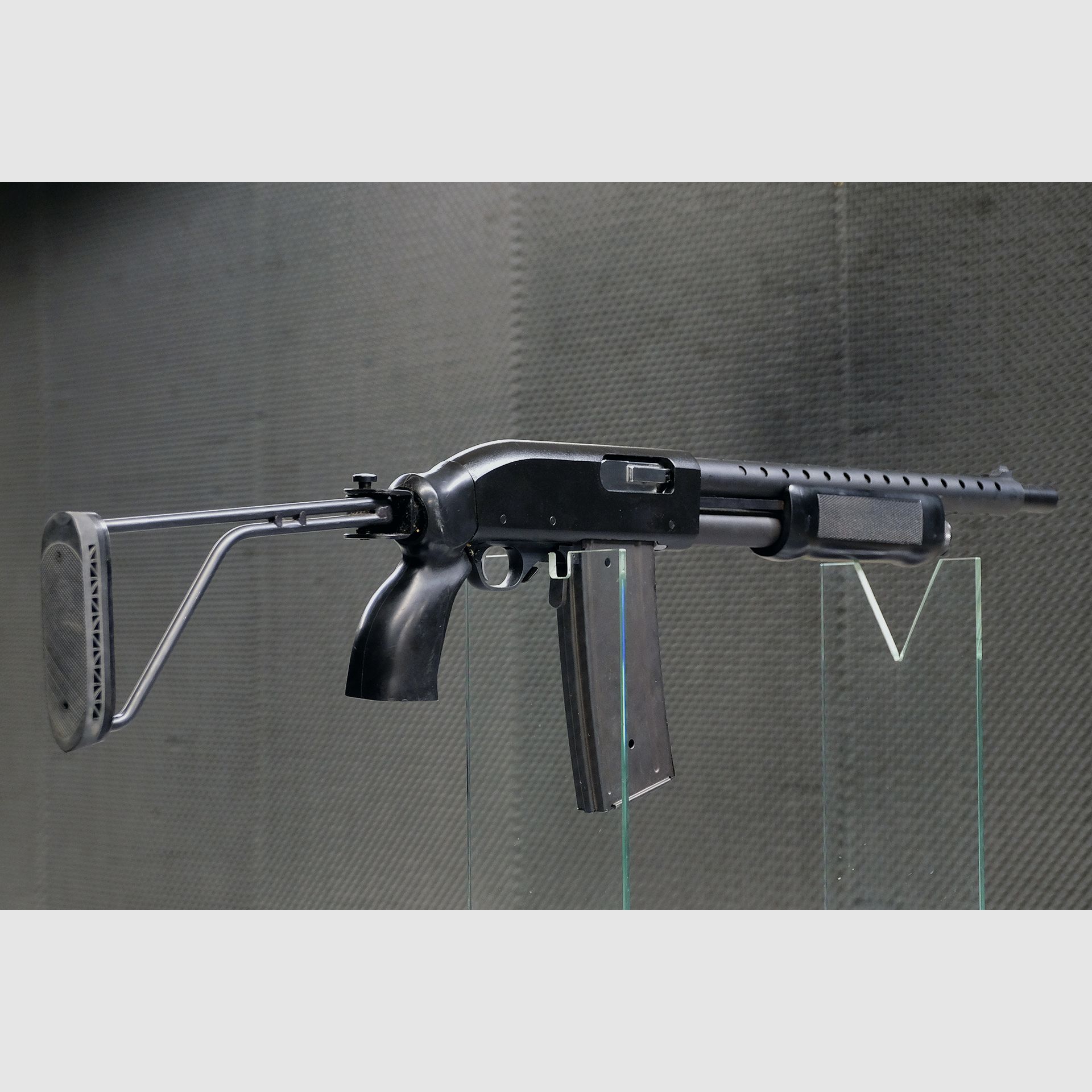 Mossberg 500 z magazynkiem pudełkowym, zdjęcie 3 z 5