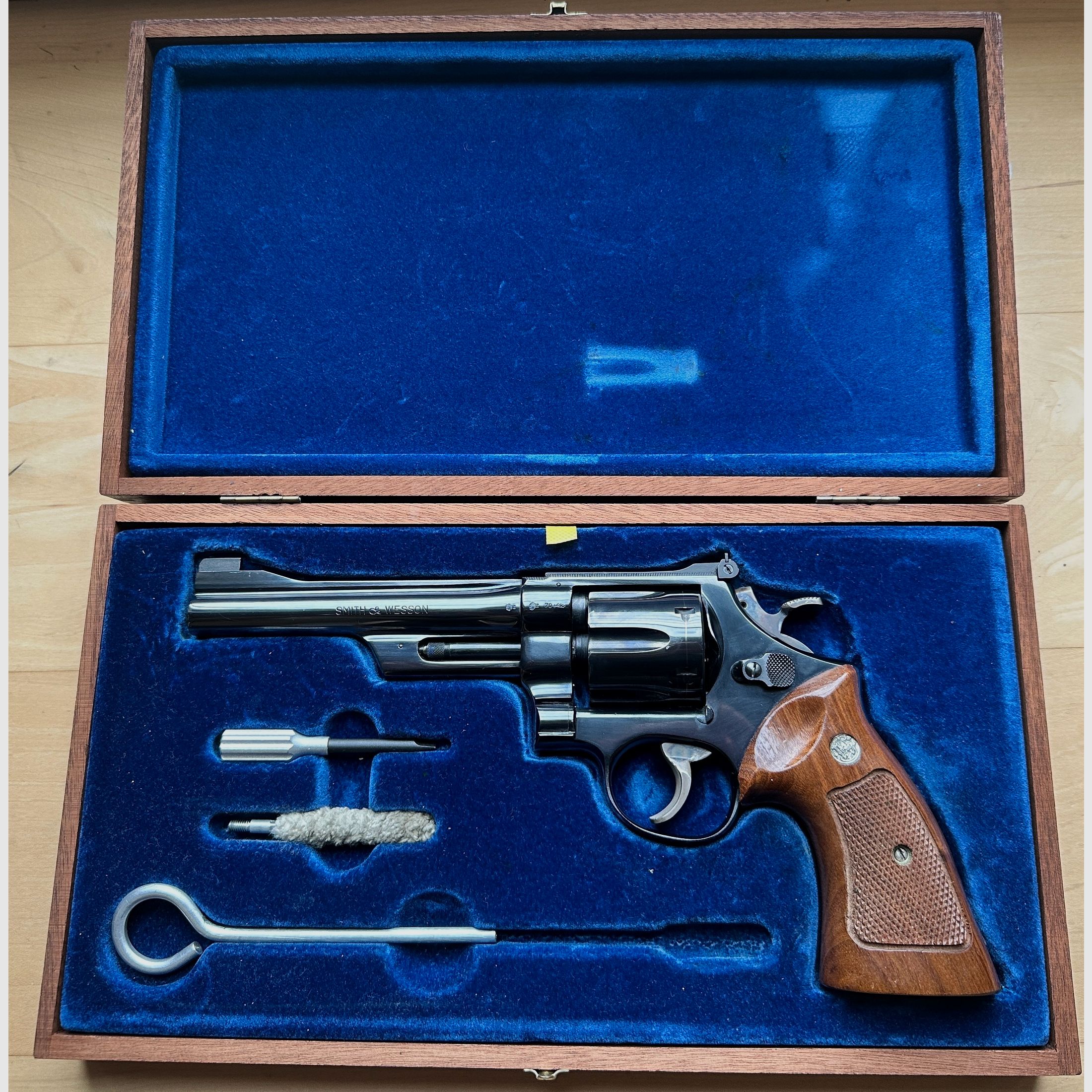 Smith & Wesson modèle 27-2 avec canon encastré et barillet rétracté