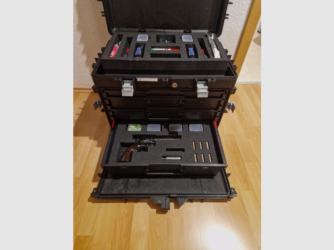 RAM-Kurzwaffen-Sammlung, Walther P99;   Glock 17 GEN5;   Colt Revolver 
