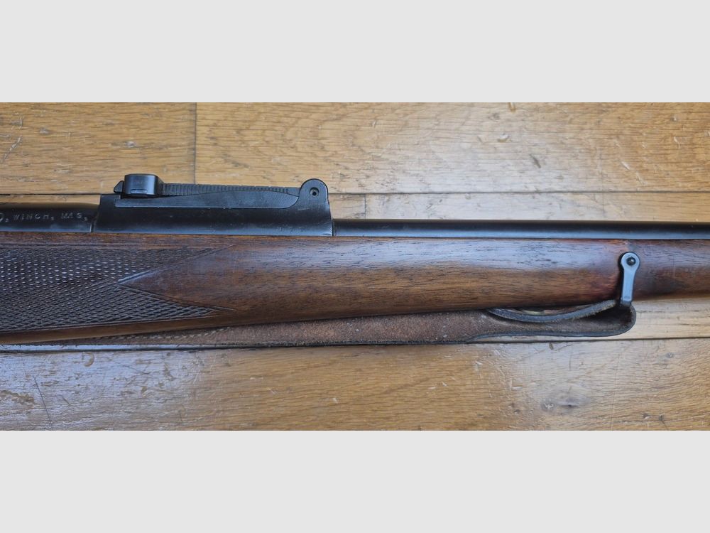 Jagdbüchse Mauser 98k sportlich umgebaut — Kal. .300 Win Mag — Deutsche Militäraktion von 1941 — Belgisches Handwerk von hoher Qualität — Pistolengriff, Wiener Backe und Monte-Carlo-Schaft — In 4+1 Schuss — Sehr schönes Holz und 99% Brünierung — Mechanik gut flüssig und gleichzeitig fest — Spiegel-Lauf — 100% Stahl Montage für Zielfernrohr — Schöne Waffe — TBE/TBE+, Bild 30 von 34