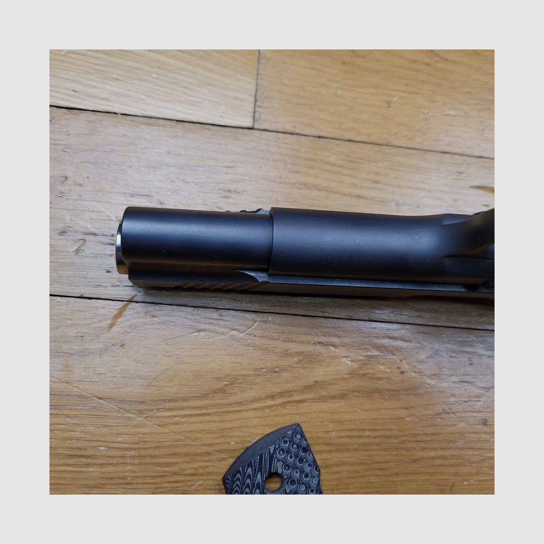 Sehr schöner Bul Armory 1911 „Classic Government“ – 9×19 – 2 Magazine mit zehn Schuss – Schöne matte Brünierung – Verlängerte Beavertail – Original- und Hogue-Griffschalen – Verstellbarer Abzug – Schwerer Inox-Lauf – Verstellbare Visierung – Originalverpackung – Neuwertiger Zustand!, Bild 10 von 20