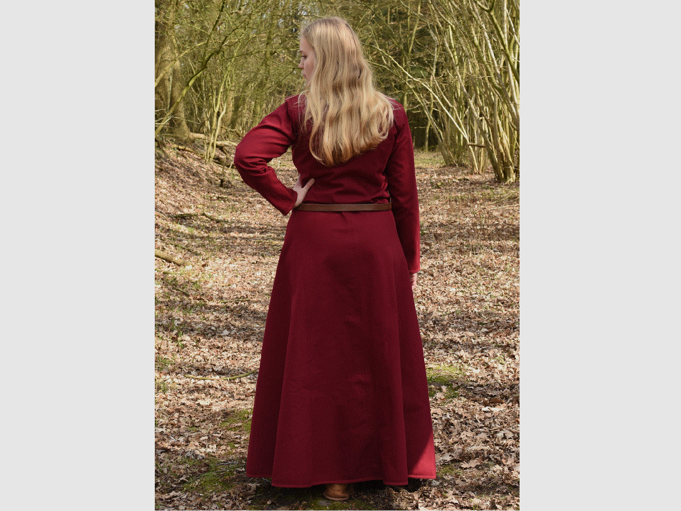 Robe médiévale simple Afra en toile robuste, bordeaux