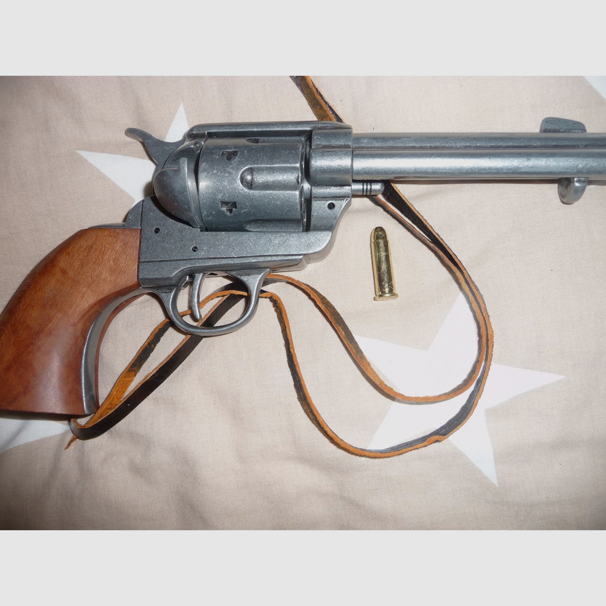 Piękny kowbojski rewolwer z uprzężą