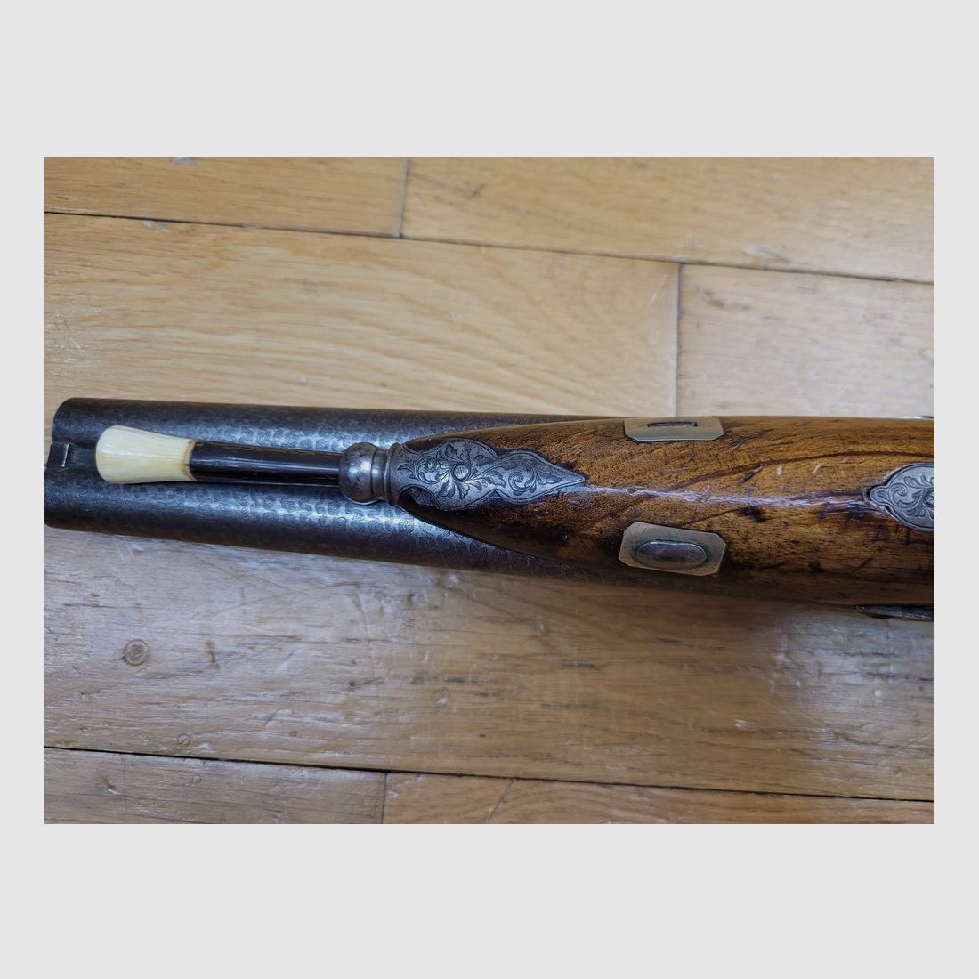 Wunderschöne Jagdpistole aus Damaststahl – Englischer Damasttyp mit sechs unüblichen Bändern – Kal. 28 – Lütticher Büchsenmacher um 1845 – Sehr schöner Renaissance-Schaft – Gravierte Pontcharra-Schlösser – Übereinanderliegende Läufe mit Haken – Ruten aus Walfischbein und Elfenbein – Ausgezeichneter Zustand!, Bild 11 von 25