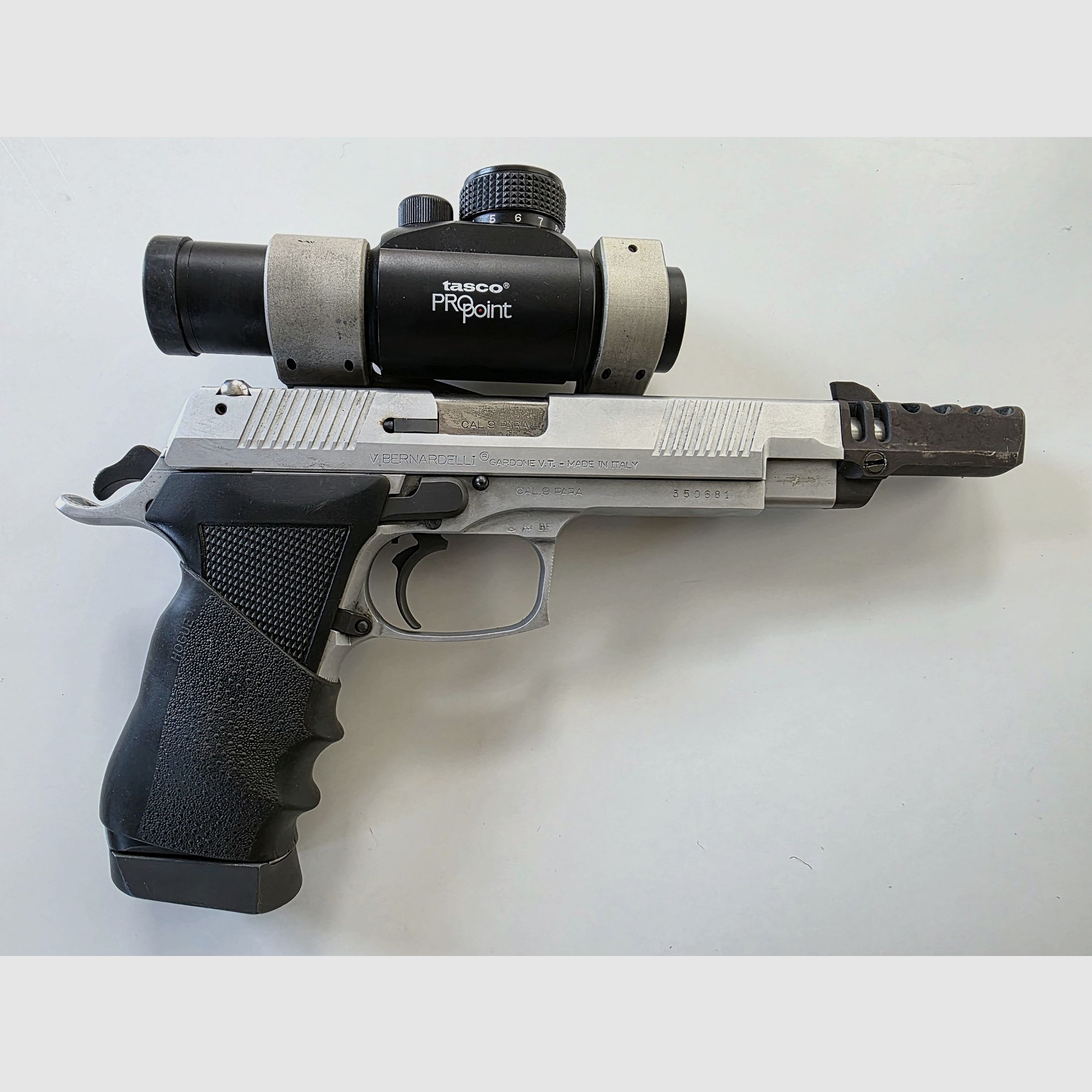 Bernardelli Praktisch 9mm Para mit Tasco ProPoint